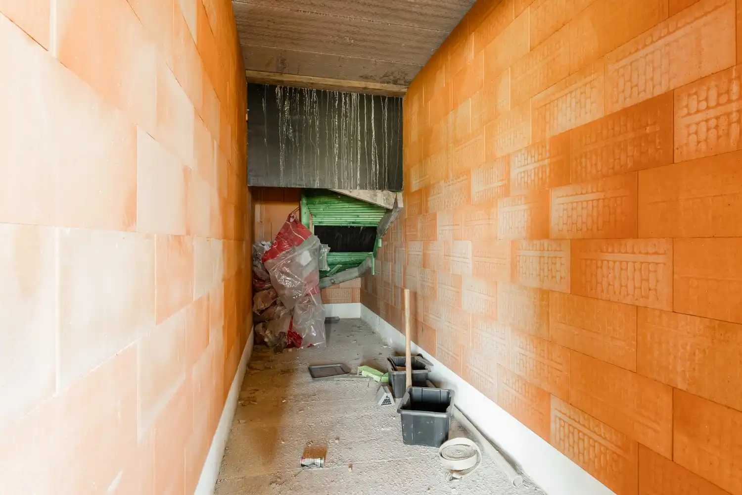 Ruime half open SEMI CASCO gezinswoning op een mooi perceel foto 10