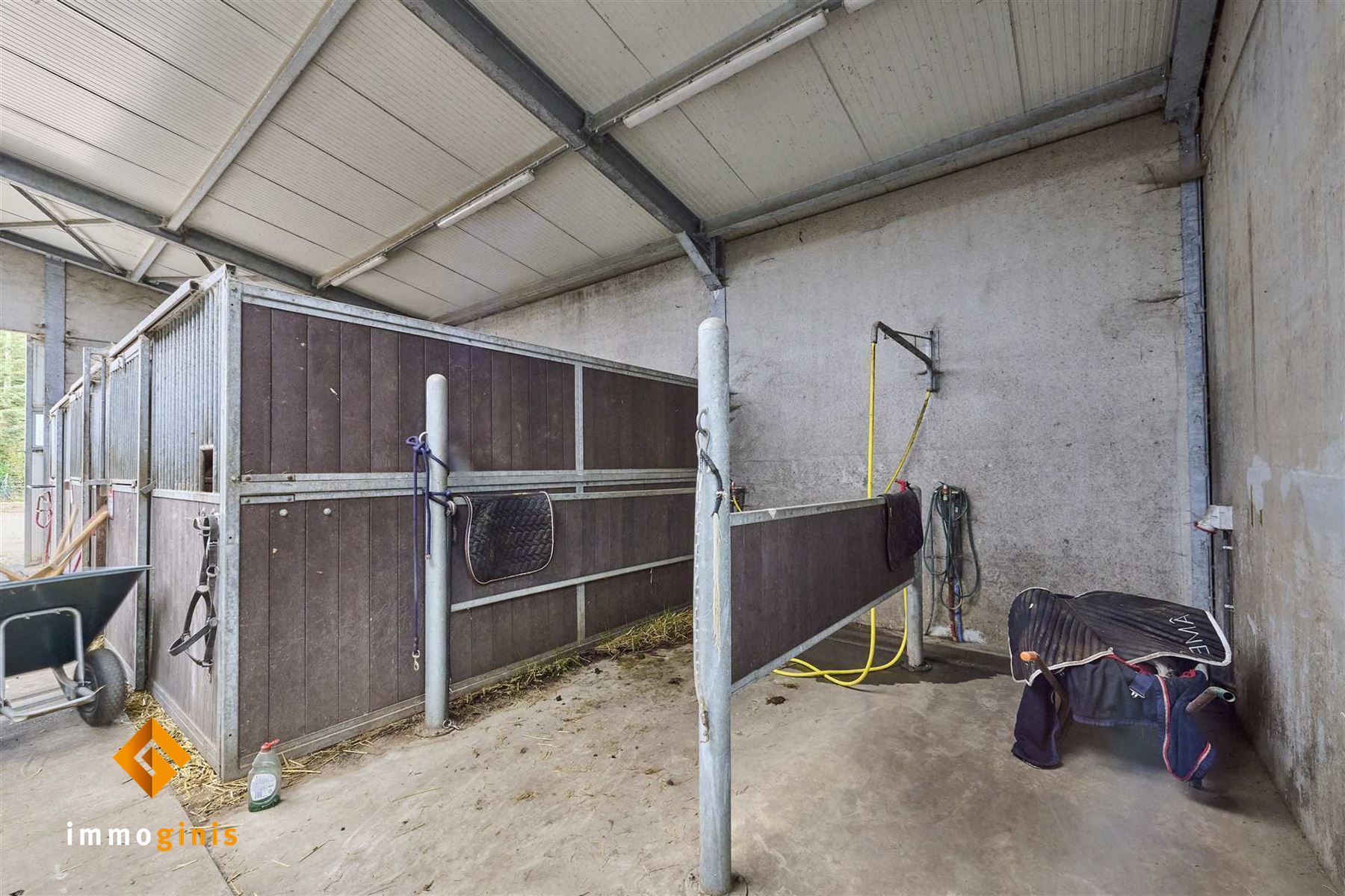 Ruime gerenoveerde woning met paardenfaciliteiten op een perceel van 71a44ca. foto 32
