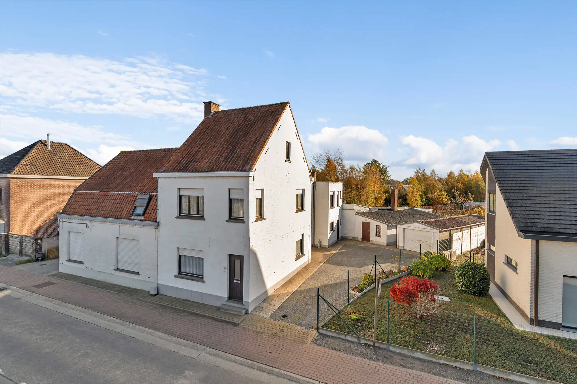 Hoofdfoto van de publicatie: Te renoveren halfopen woning met garage en grote tuin