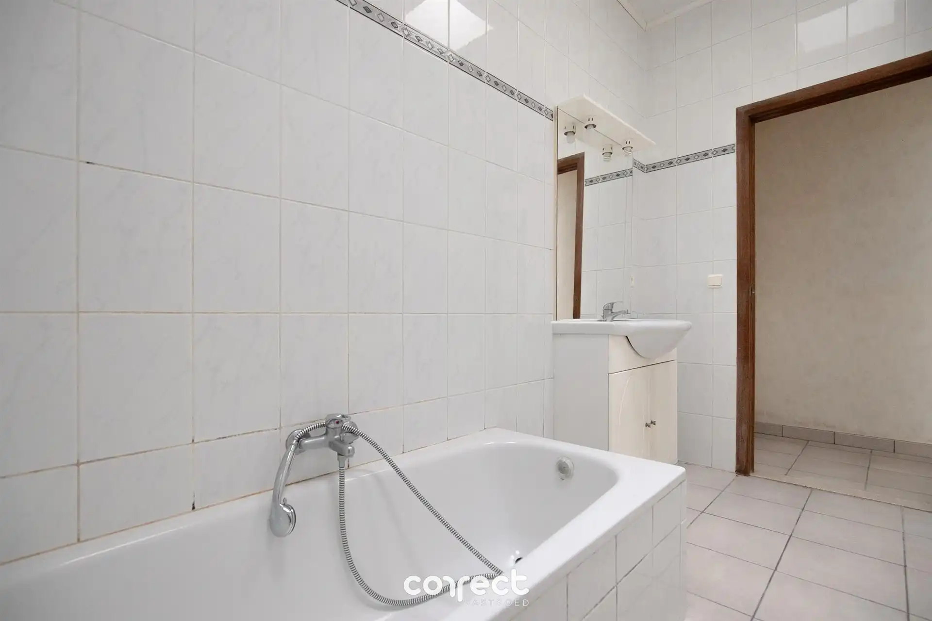 Op te frissen gelijkvloers appartement met 2 slaapkamers. foto 8