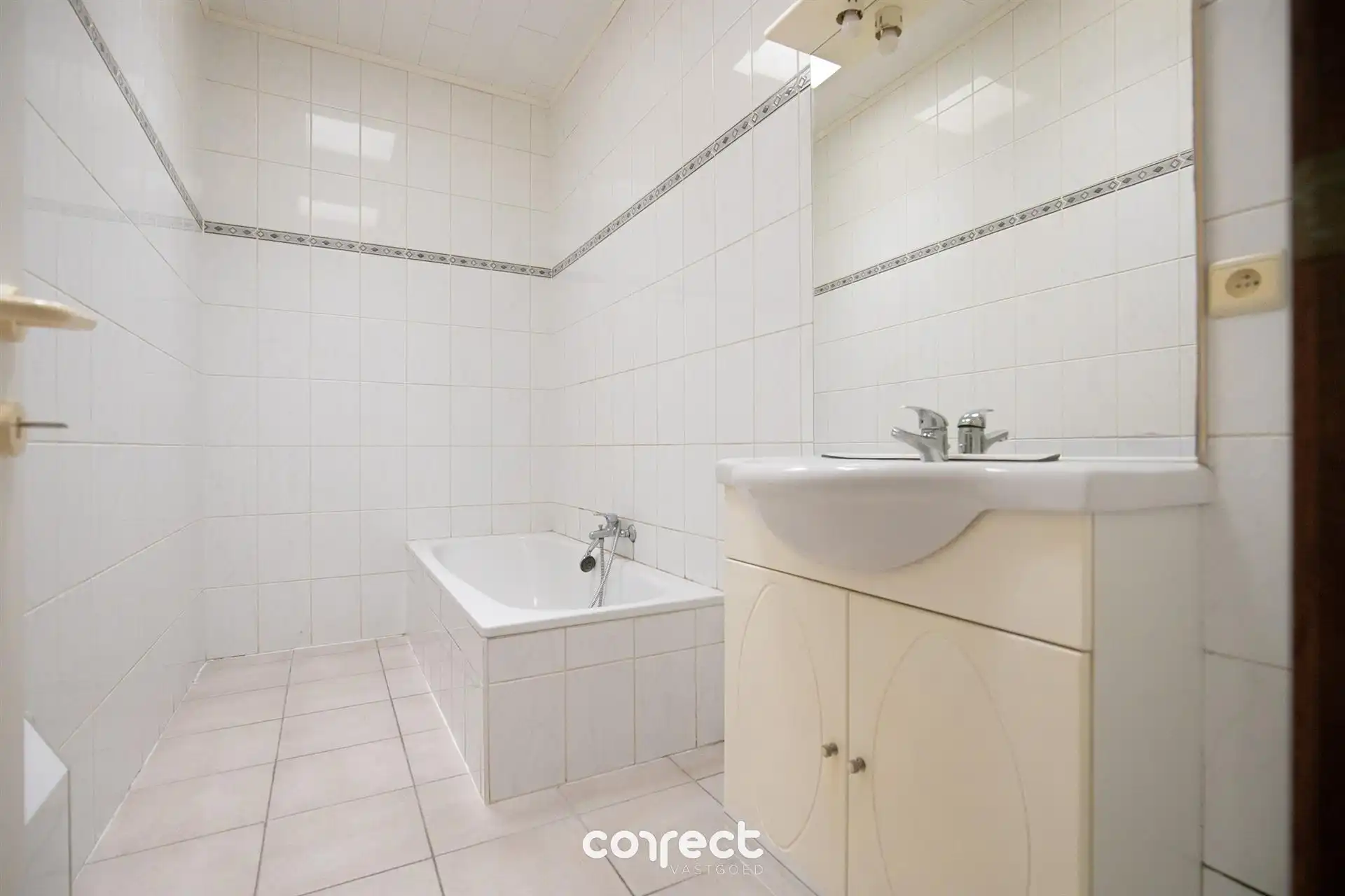 Op te frissen gelijkvloers appartement met 2 slaapkamers. foto 8