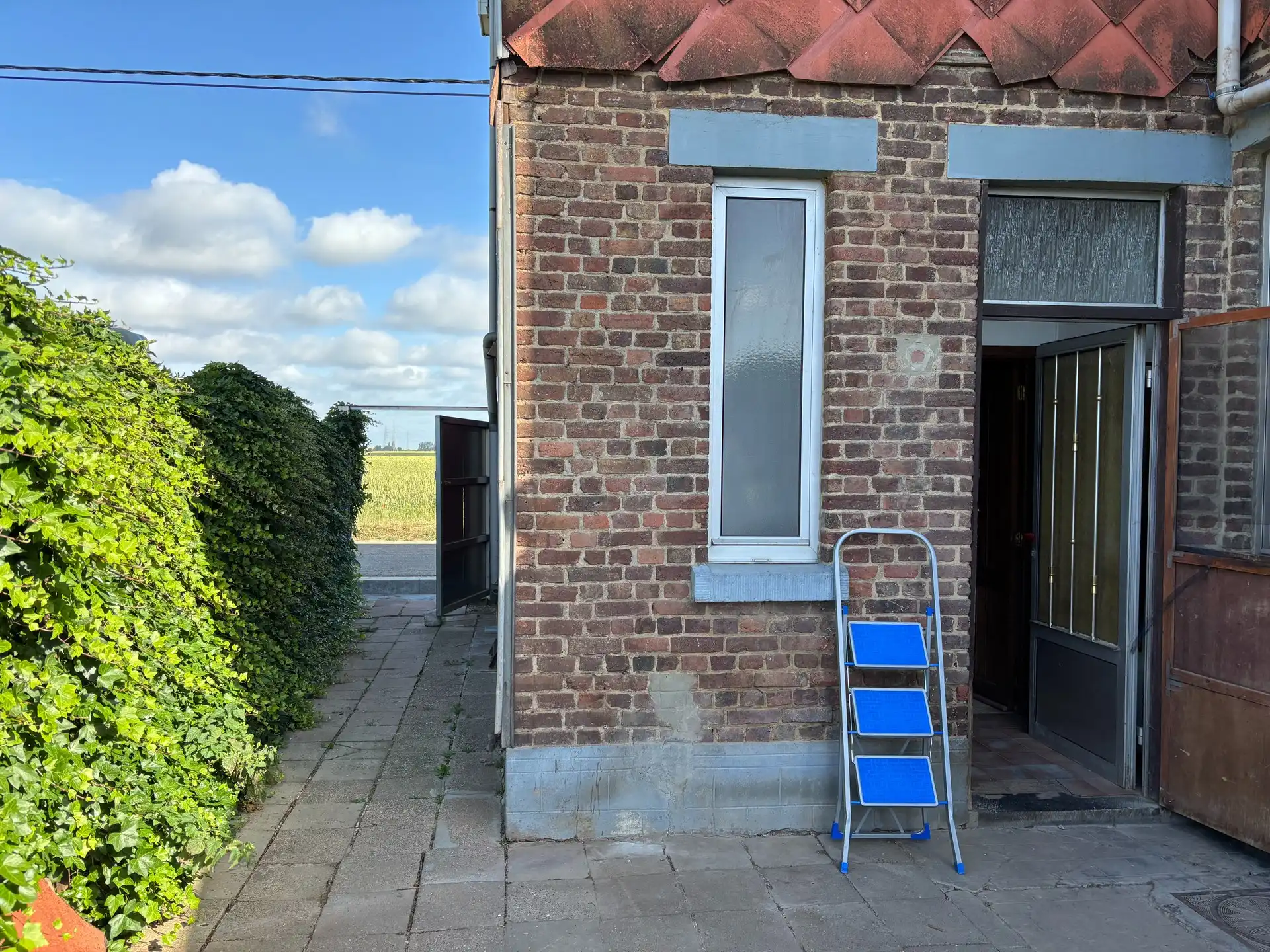Landelijk gelegen renovatiewoning met prachtig uitzicht over de velden foto 11