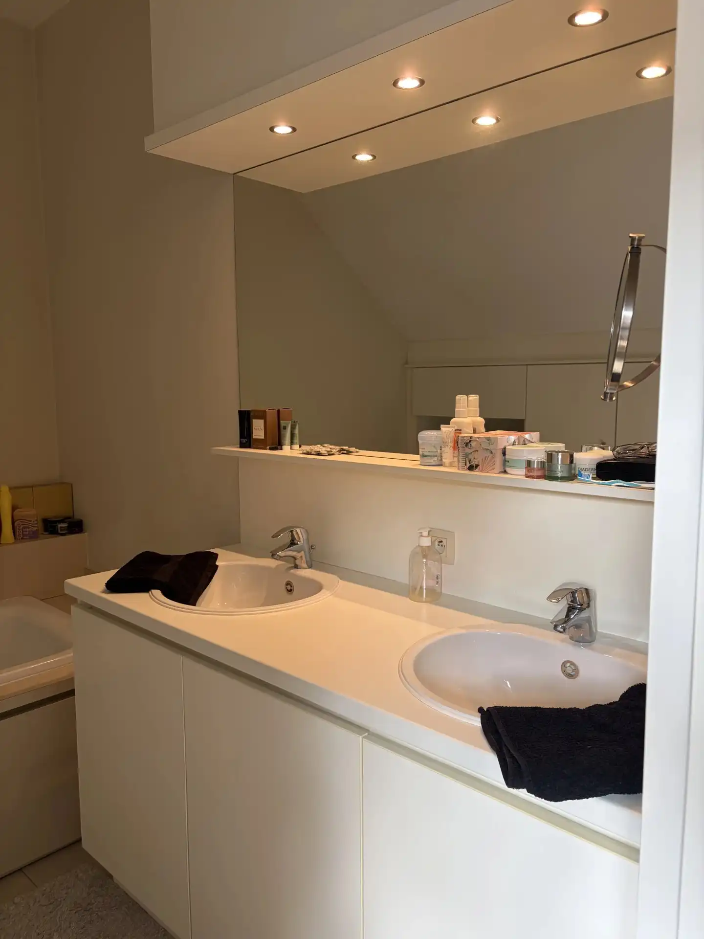 Te Huur : Verzorgde en ruime woning met 2 slaapkamers en garage in centrum Bilzen foto 13