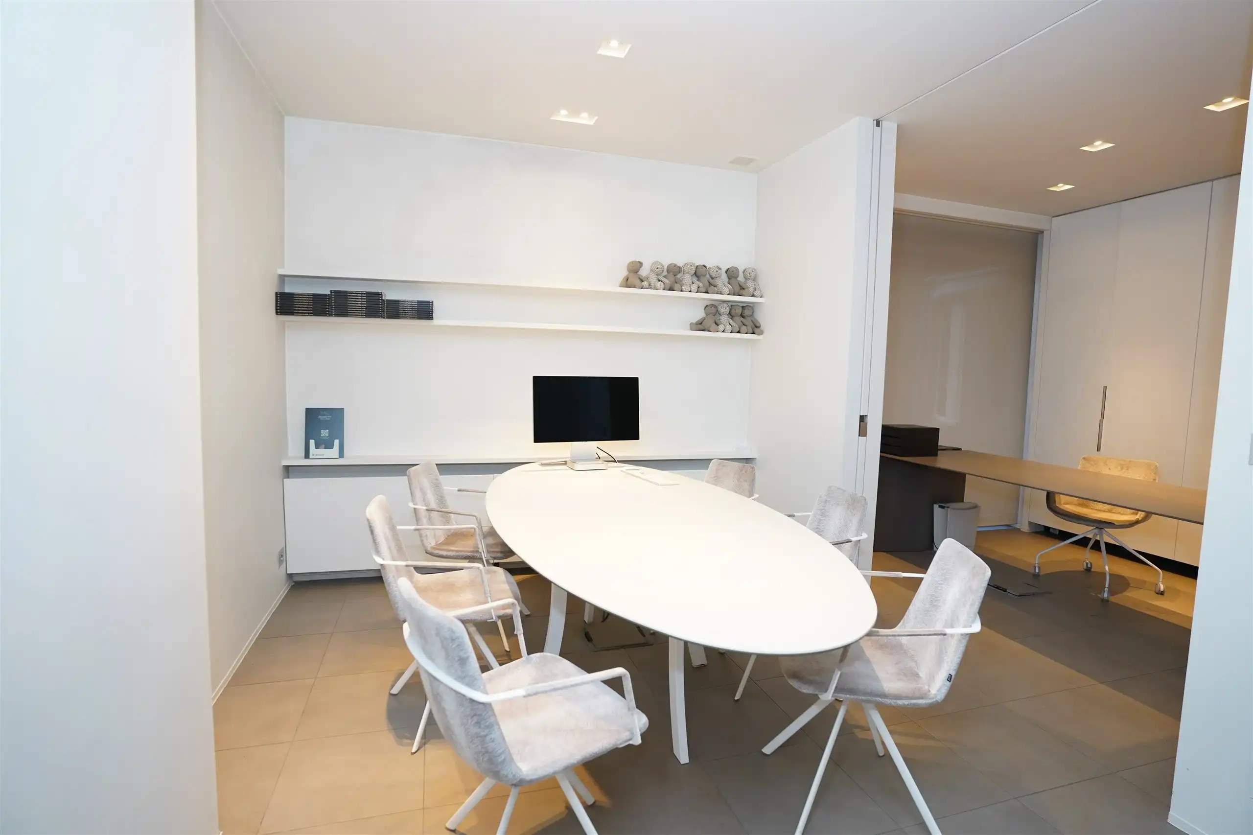 Instapklaar bureel tussen Grote Markt & Conservatoriumplein foto 10