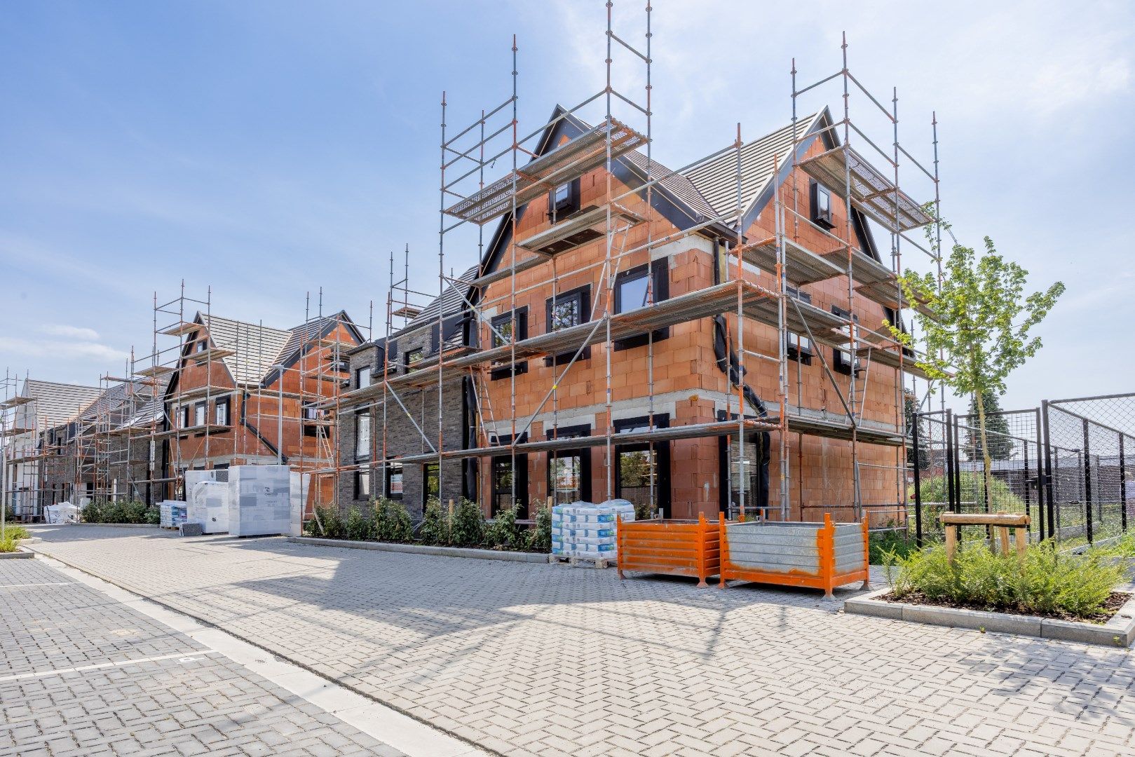 Moderne nieuwbouwwoning met 3 slaapkamers en tuin in Sint-Baafs-Vijve. foto {{pictureIndex}}