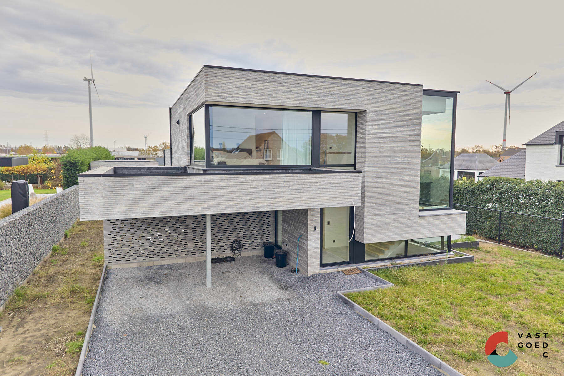 Moderne villa met zwembad op een knap perceel van 16 are. foto 3