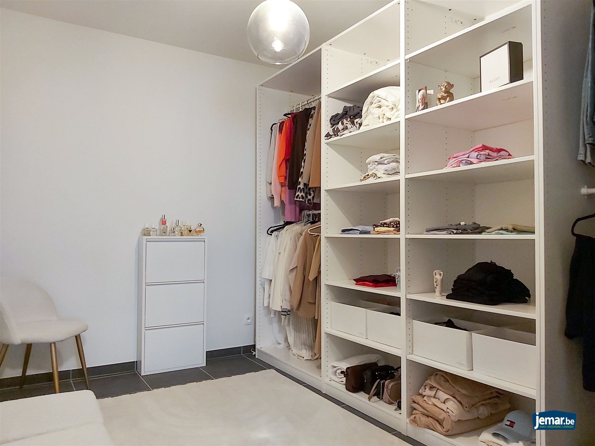 Instapklaar, gelijkvloers en energiezuinig appartement met terras en autostaanplaats in Opgrimbie! foto 9