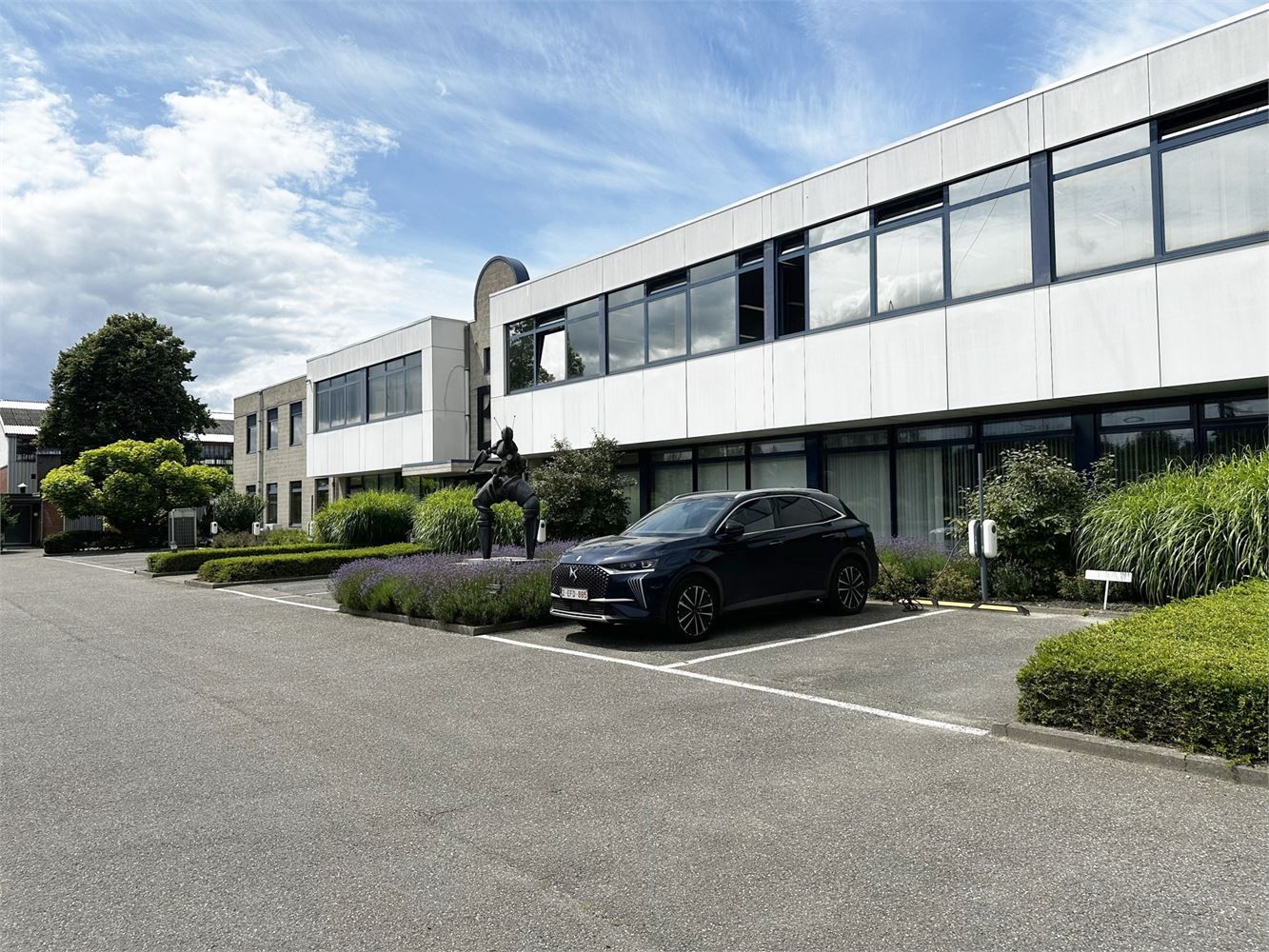 ERG RUIM KANTOOR NABIJ OPRIT AUTOSTRADE foto {{pictureIndex}}