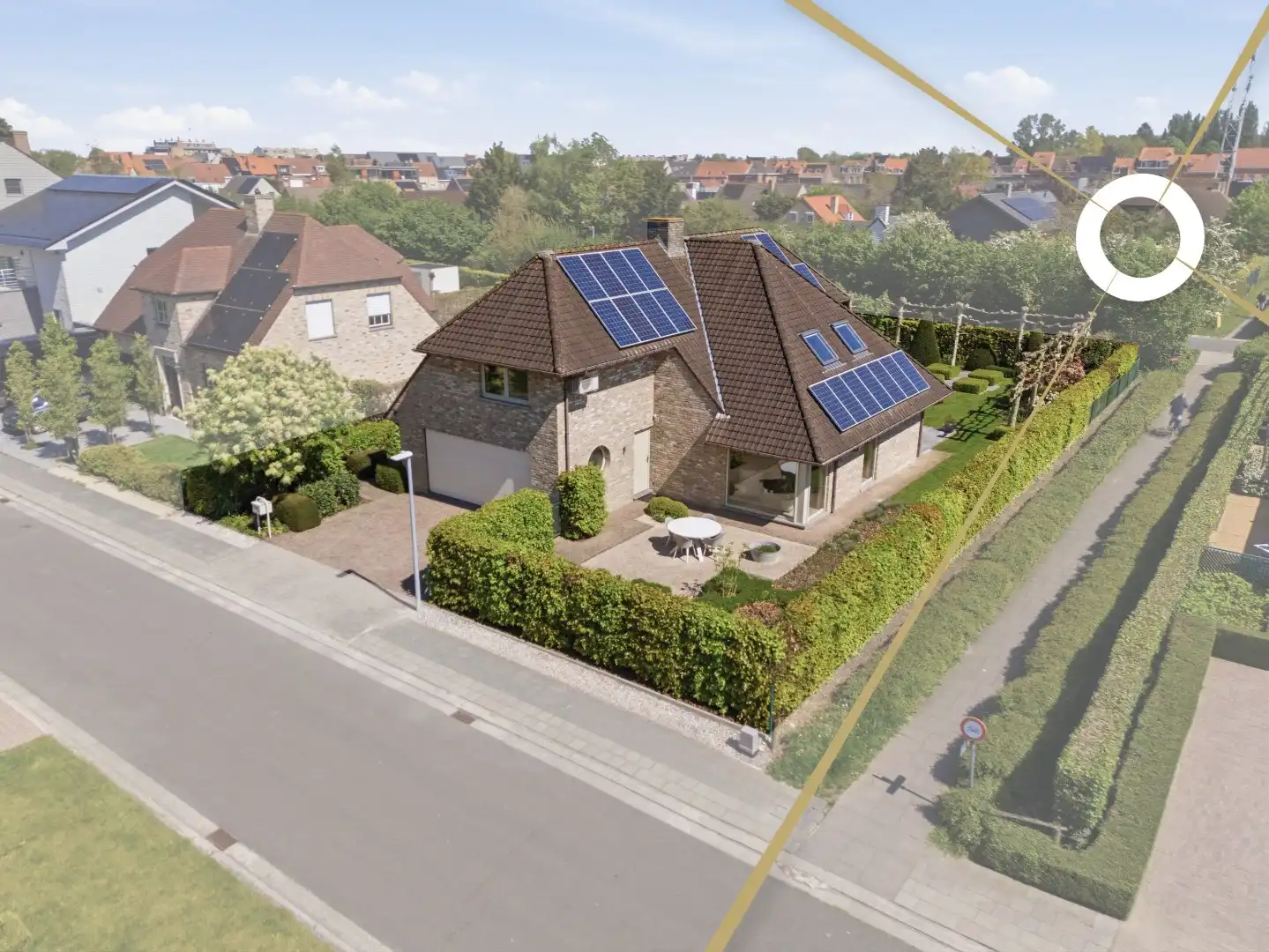 luxe villa met 4 slaapkamers, ruime tuin en een dubbele garage op een rustige locatie te Ieper foto {{pictureIndex}}