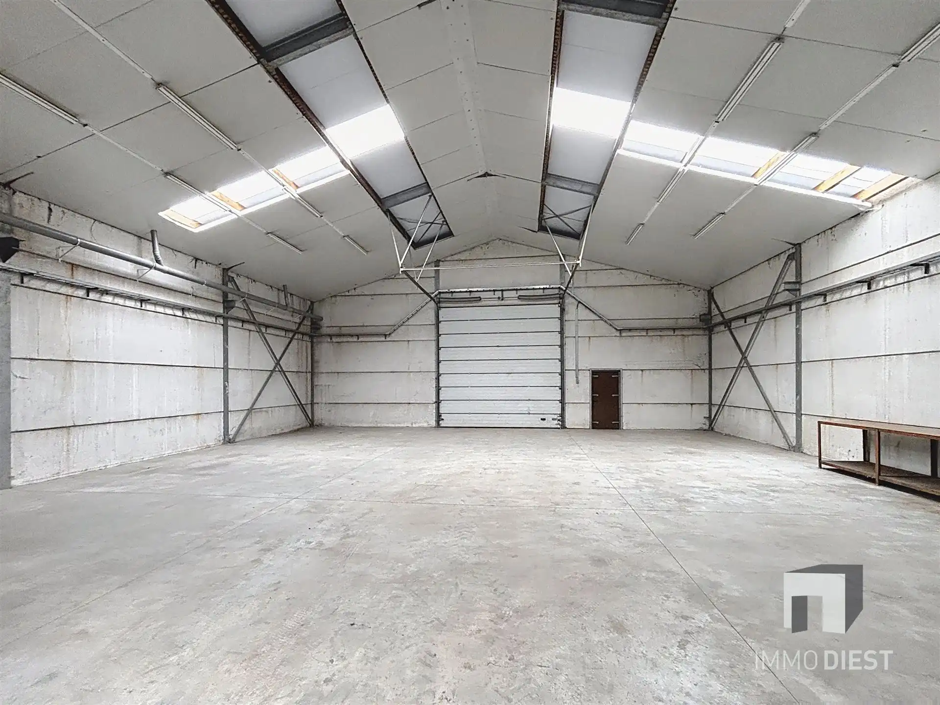 Magazijn met bureel en parking op toplocatie foto 8