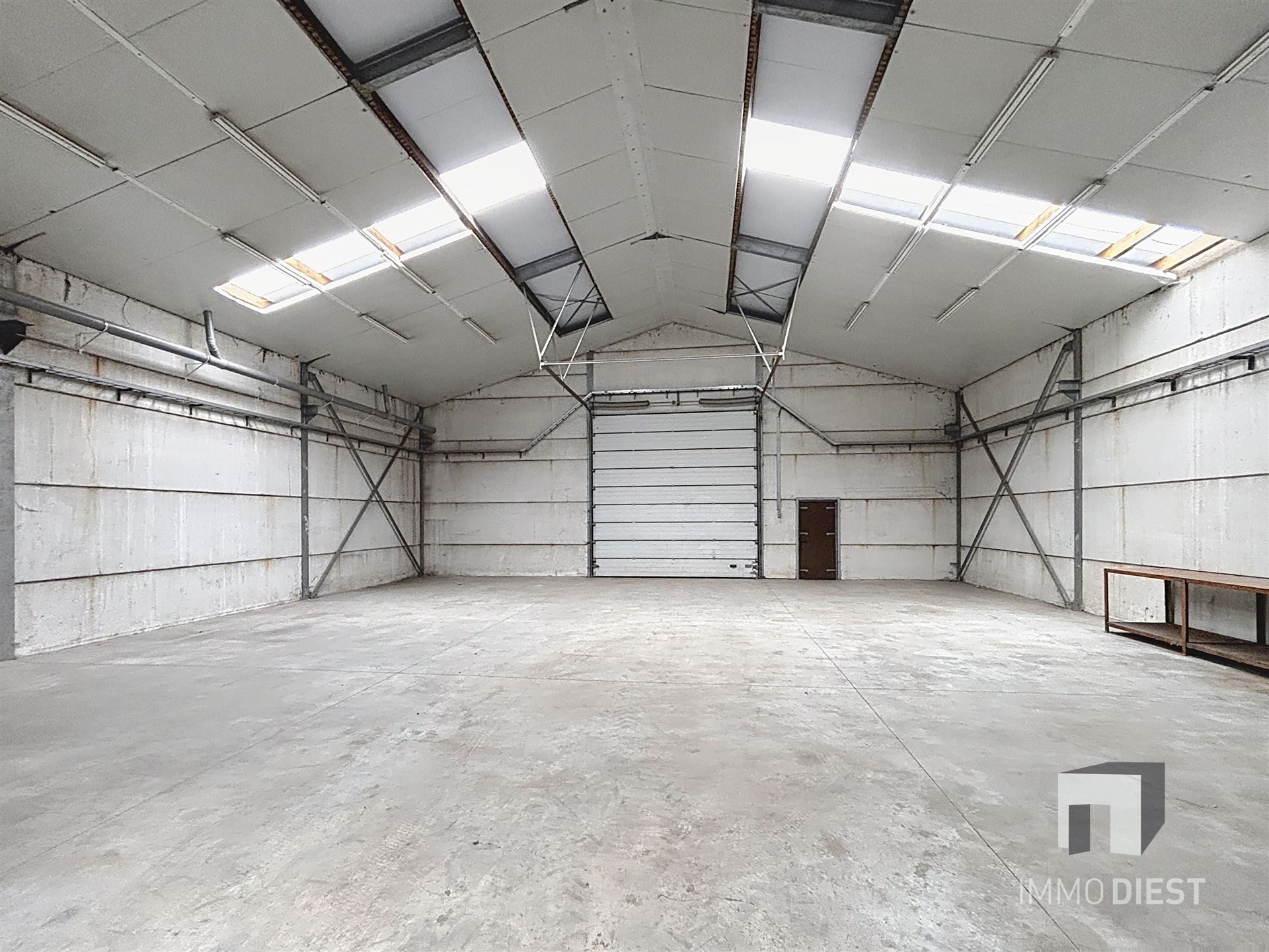 Magazijn met bureel en parking op toplocatie foto 8