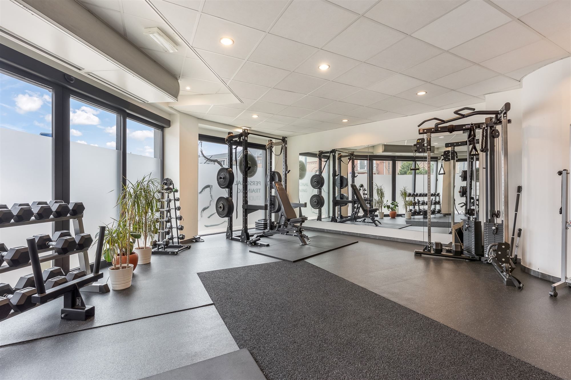 ZEER GOED GELEGEN HANDELSRUIMTE (110M²) MET BUREAU EN KITCHENETTE TE PAAL foto 3