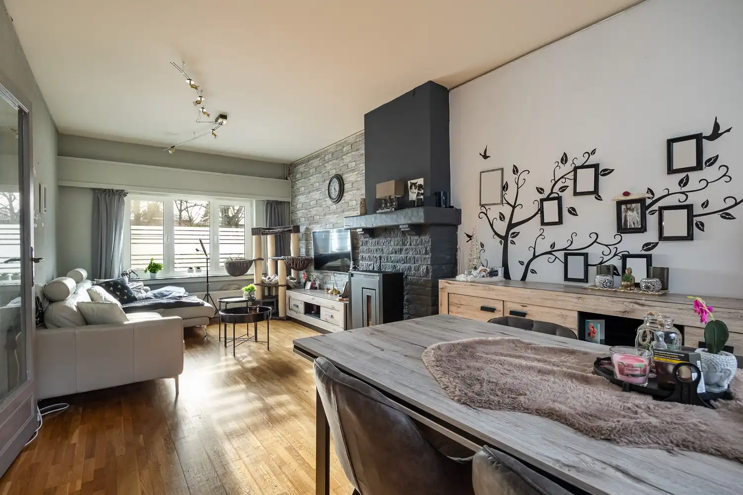 Woning met 3 slaapkamers centraal gelegen te Wilrijk foto {{pictureIndex}}