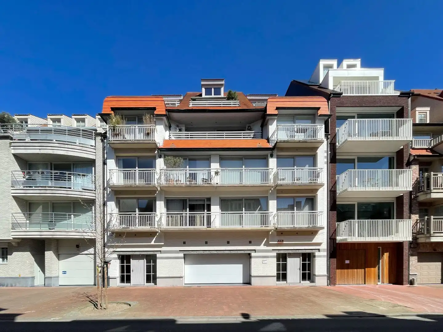 Aangenaam appartement met groot zonneterras gelegen in een rustige zijstraat van de Dumortierlaan. Parking mogelijk. foto 24