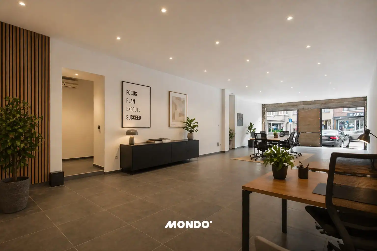 Commercieel gelegen opbrengsteigendom met handelsgelijkvloers, appartement en studio in het centrum van Willebroek! foto 2