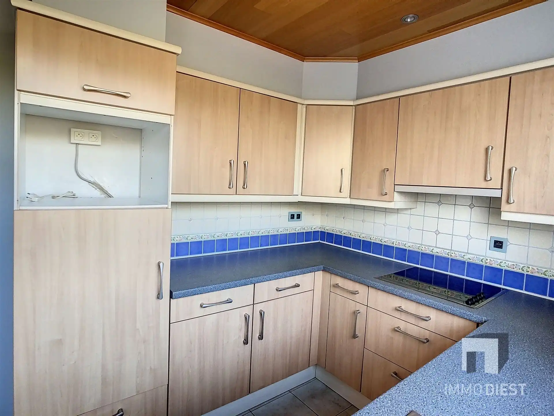 Duplexappartement met 2 slaapkamers, ruim terras en overdekte autostaanplaats in hartje Zichem. foto 7