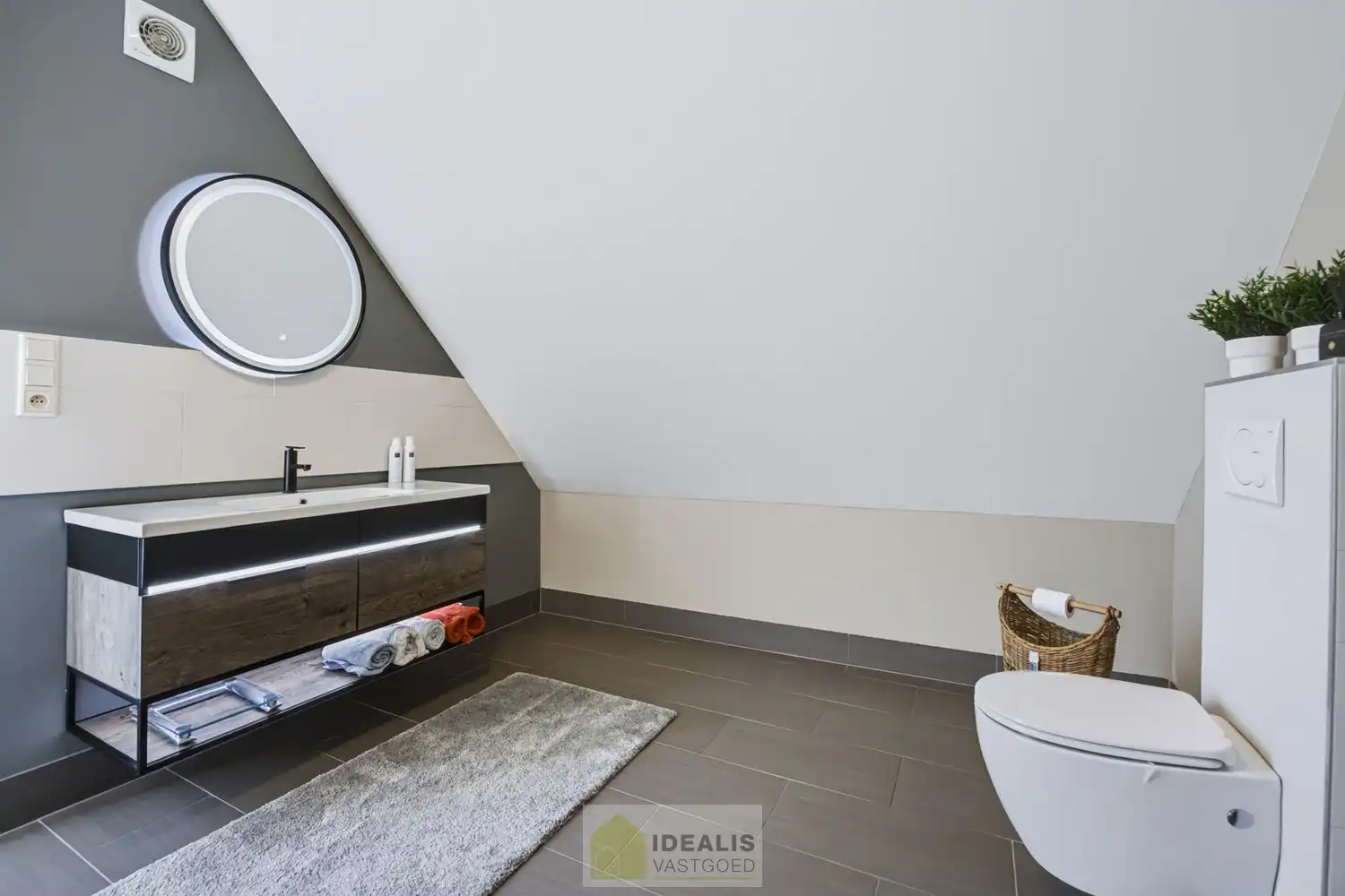 IDEALIS VASTGOED – EEN HUIS OM VERLIEFD OP TE WORDEN! DEZE PRACHTIGE INSTAPKLARE (LEVENSBESTENDIGE) VILLA MET EEN HEERLIJKE LICHTRIJKE LEEFRUIMTE VOORZIEN VAN EEN OPEN KEUKEN, 5 SLAAPKAMERS, 2 BADKAMERS, EEN PERFECT AANGELEGDE TUIN IN ALLE PRIVACY, UITGERUST MET EEN GOED VOORZIENE BUITENKEUKEN EN BIJGEBOUWEN INGERICHT VOOR WELLNESS (HOT TUB) EN BERGRUIMTE! EEN MUST VISIT VOOR ZIJ OP ZOEK NAAR MOOIE HUIZEN! foto 42