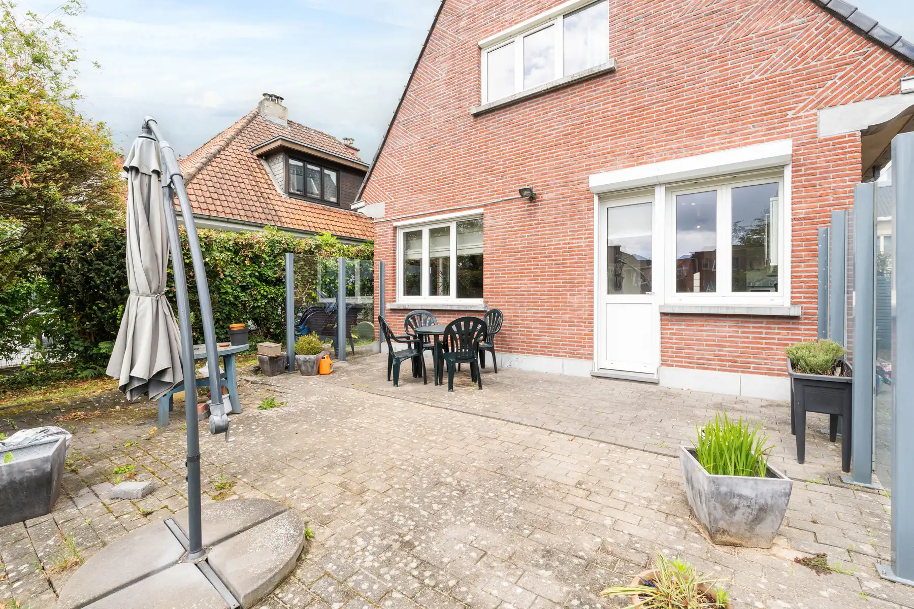 Gezinswoning met 2 slaapkamers, zolder, grote tuin en garage foto 17