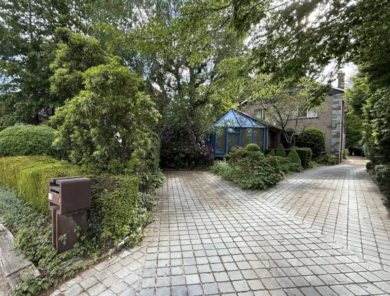 Ruime woning met kantoor en prachtige tuin op toplocatie foto 6