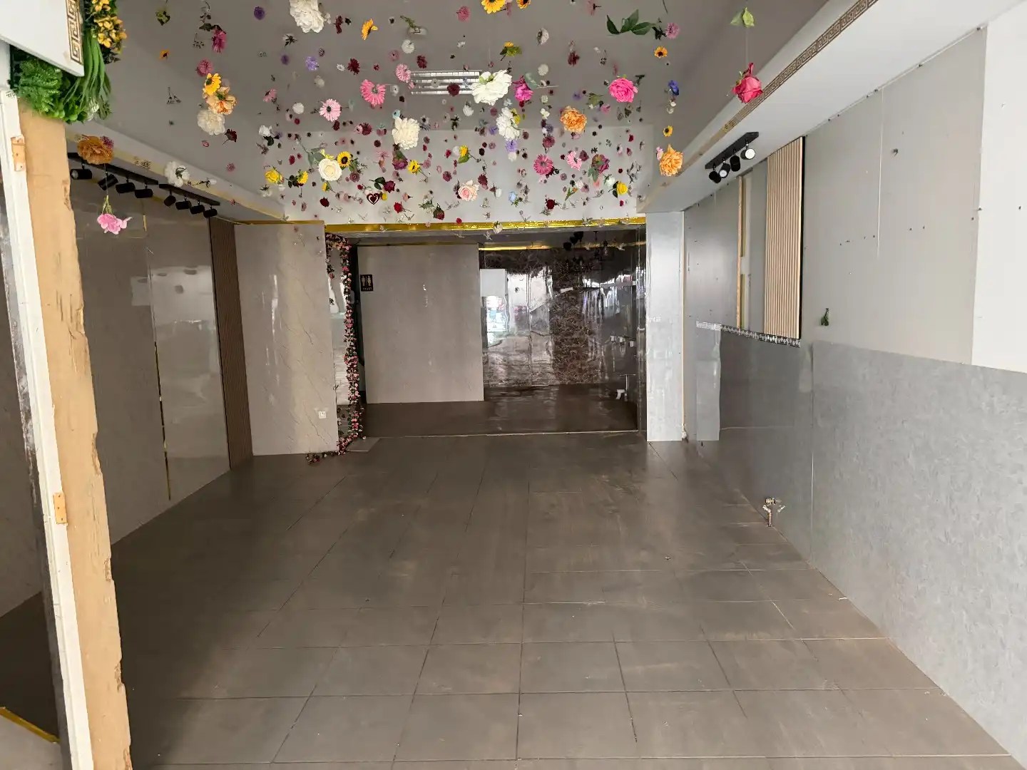 Uitstekend gelegen handelspand met bruikbare vloeroppervlakte van 257m² foto 2