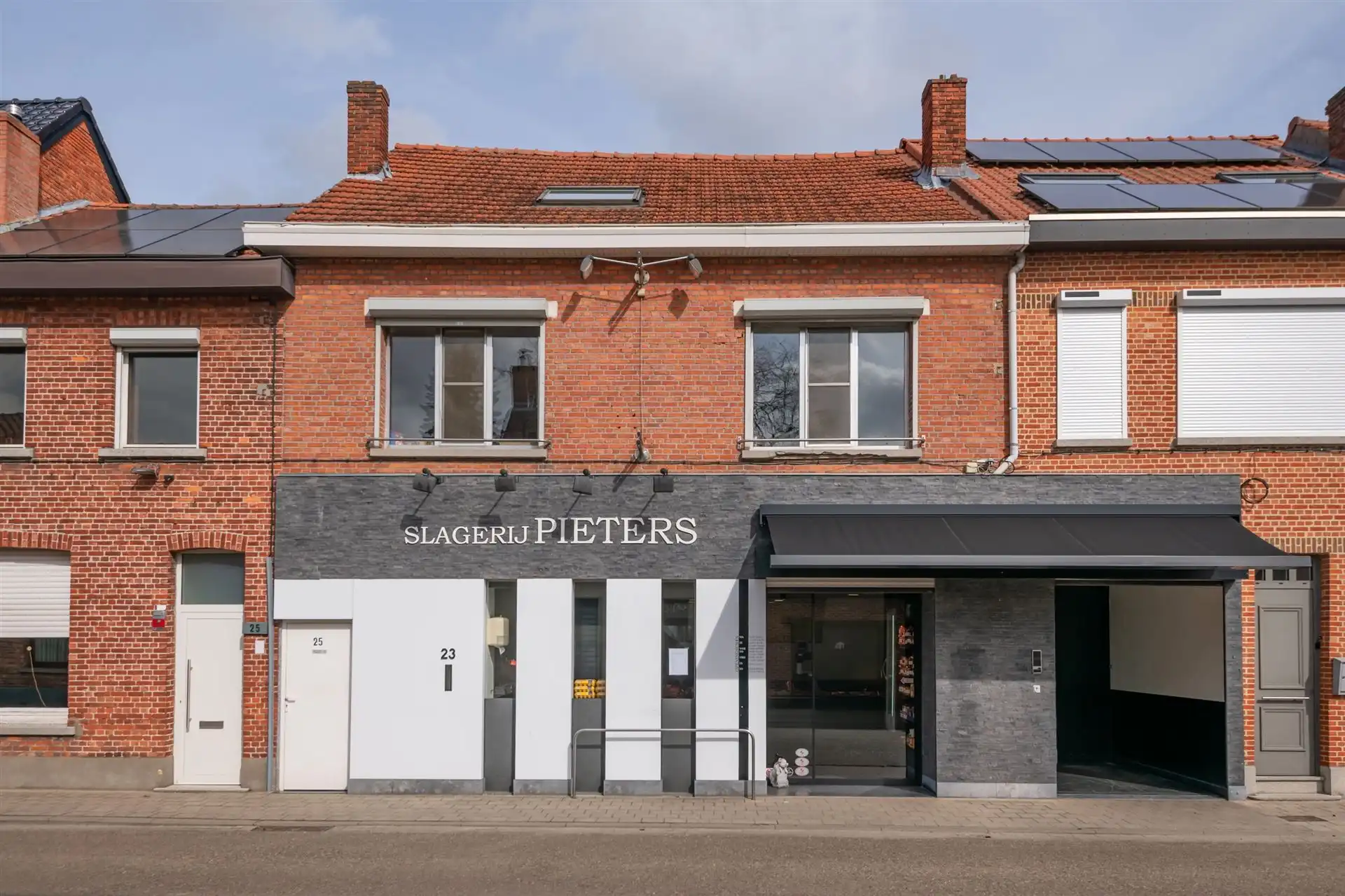 Veelzijdig commercieel pand met ruime woonst, terras en tuin foto {{pictureIndex}}