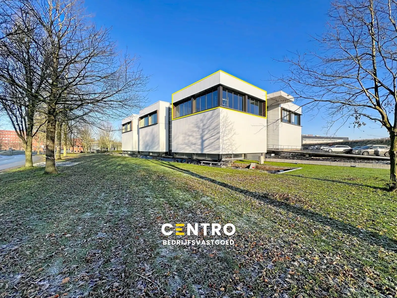 Energiezuinige, vernieuwde SERVICED kantoorruimte met mogelijkheid om een MAGAZIJN (215m²) bij te huren op Ieper Business Park! foto {{pictureIndex}}