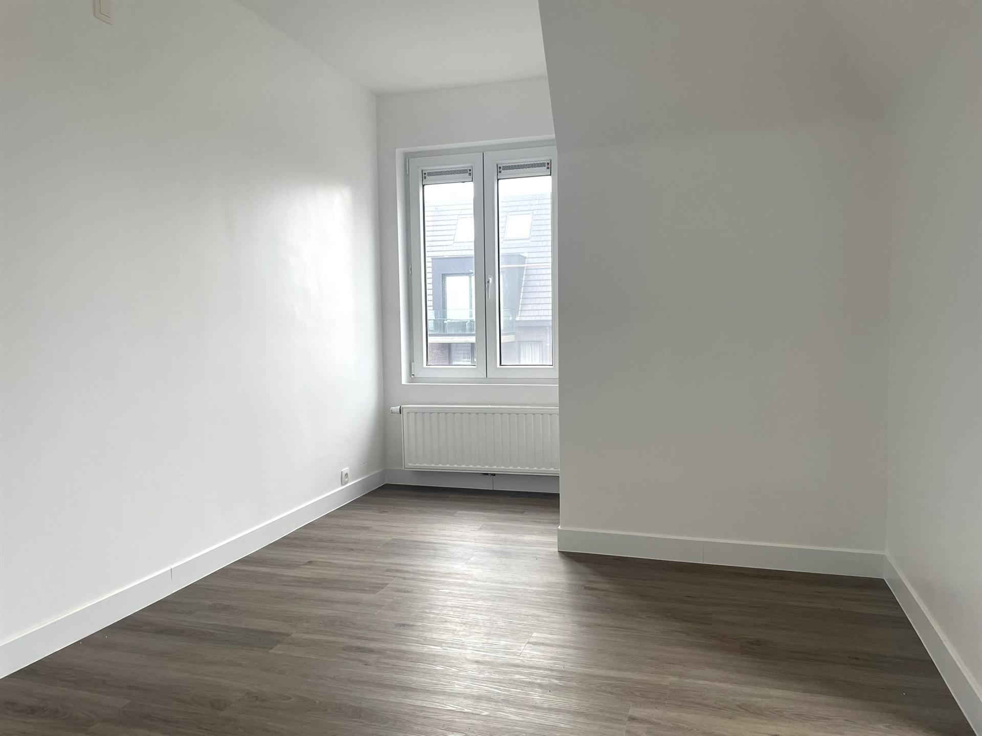 Gerenoveerd hoek appartement met 2 slaapkamers. foto 6