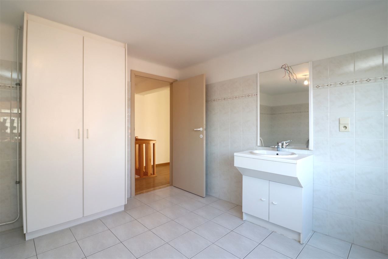 Woning met 2 slpk, terras, autostaanplaats onder de carport foto 17