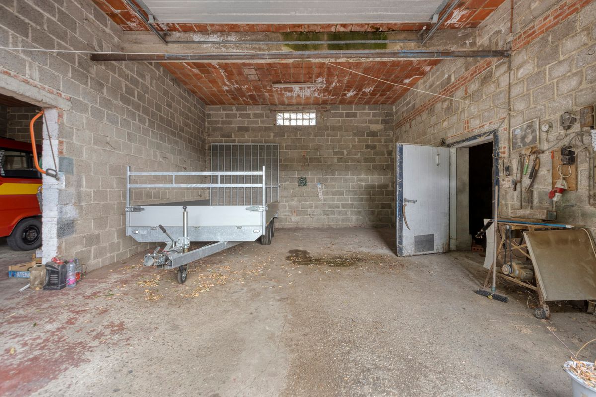 Landelijke woning met 2 loodsen foto 23