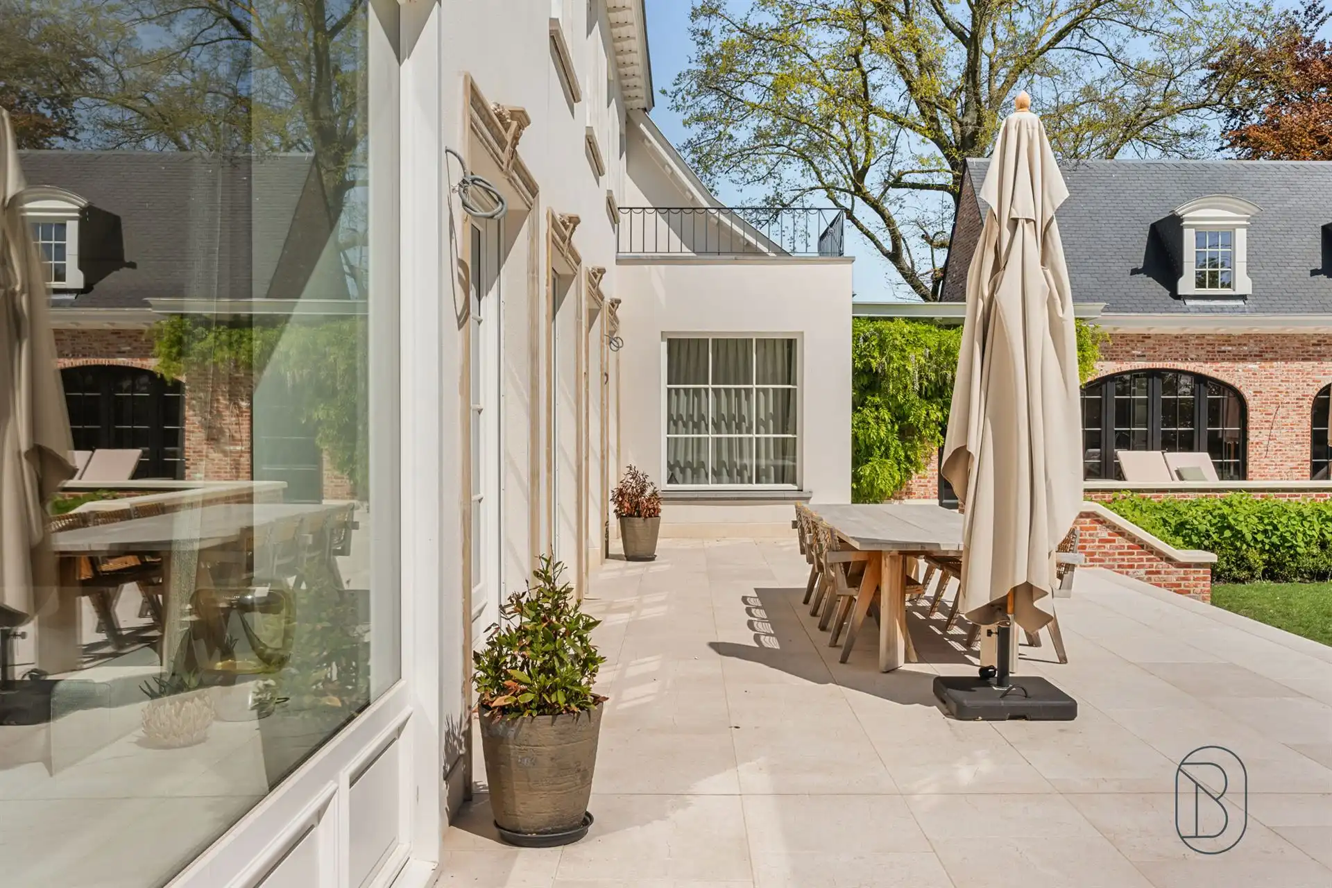 Prachtig afgewerkte franse villa met bijgebouw en zwembad foto 10