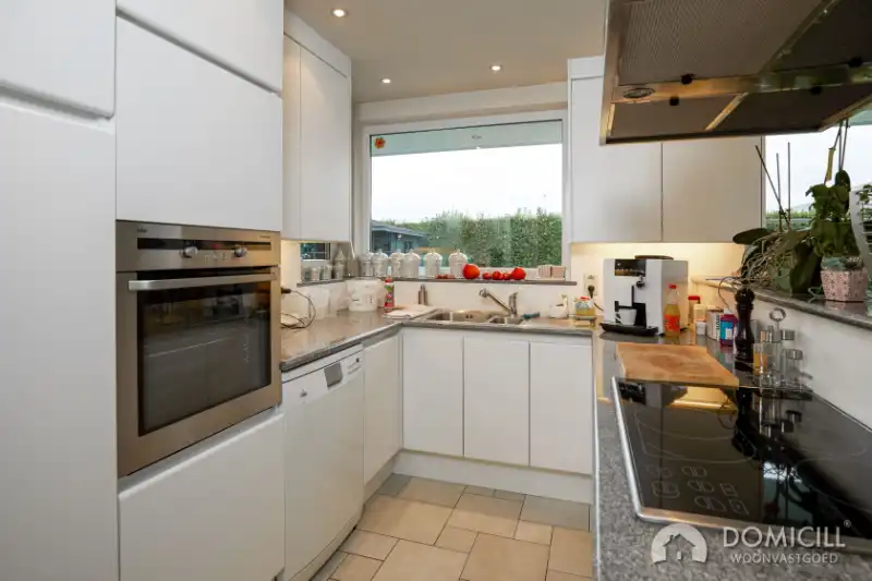 Roeselare –&nbsp; stijlvolle villa met zonnige tuin, 5 slaapkamers/bureel, dubbele garage en ruime carport. opp 564 m². foto 8