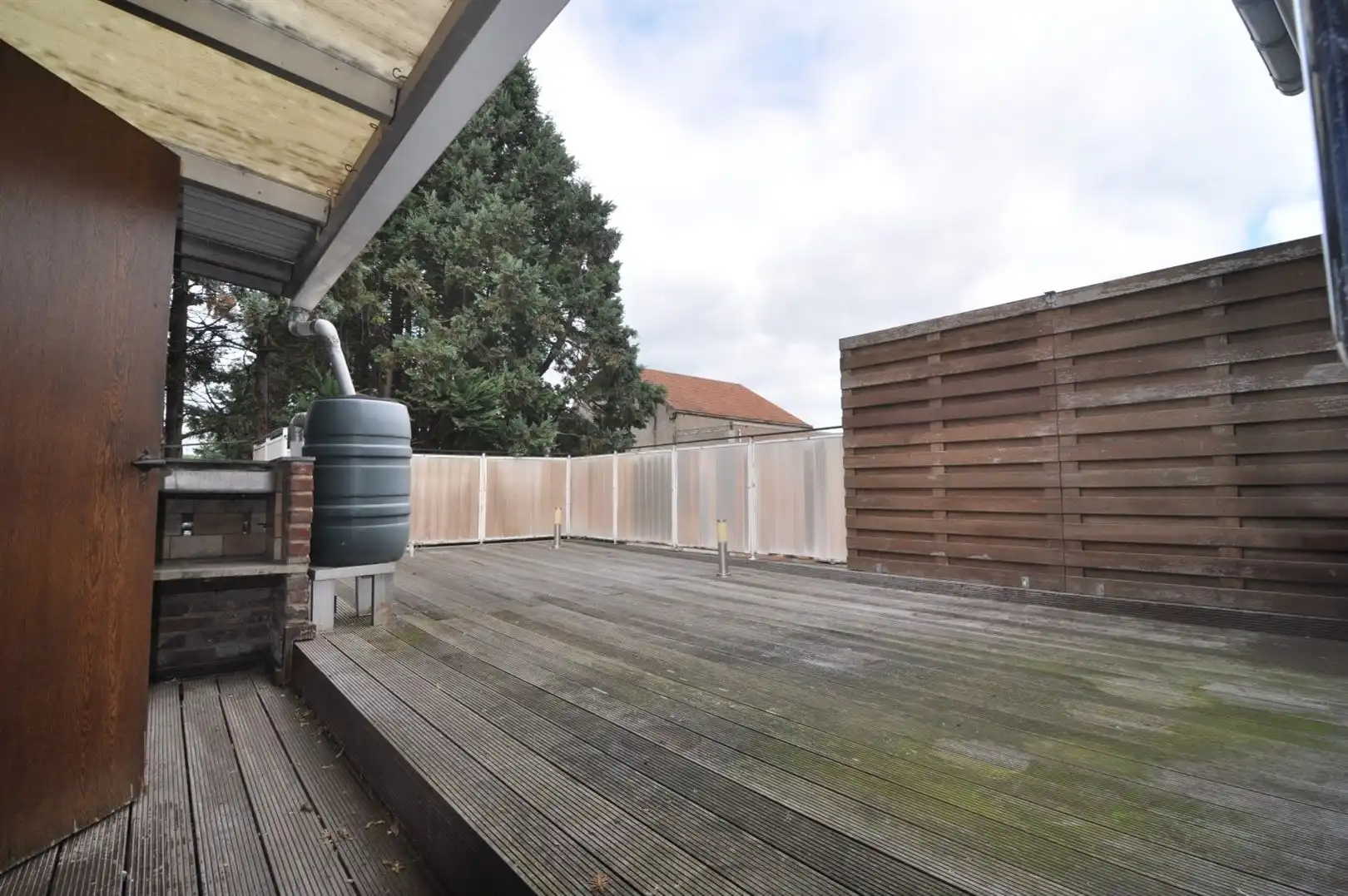 Ruime bel-etage met 2 slaapkamers, kinderkamer, garage en groot terras foto 12