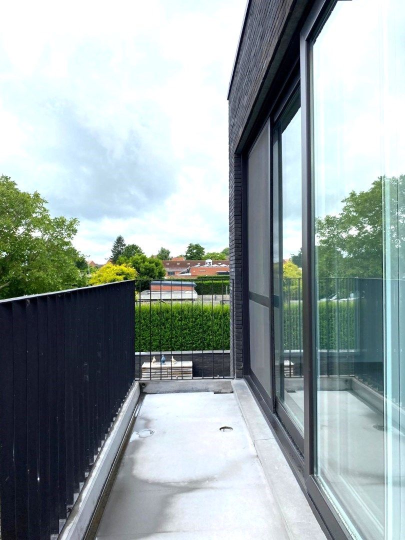 INSTAPKLAAR EN ENERGIEZUINIG APPARTEMENT MET 2 SLPKS | 2 TERRASSEN EN GARAGEBOX foto 4