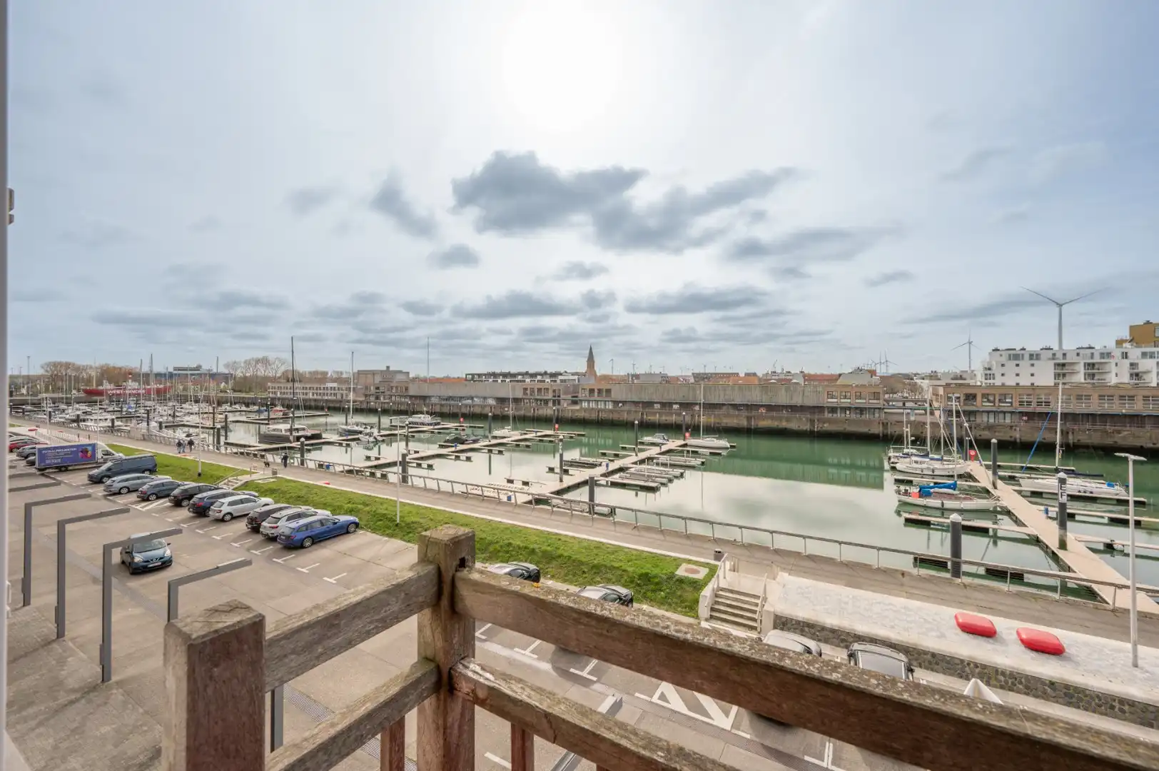 Zonnig appartement met 2 slaapkamers en terras met zicht op de jachthaven foto {{pictureIndex}}