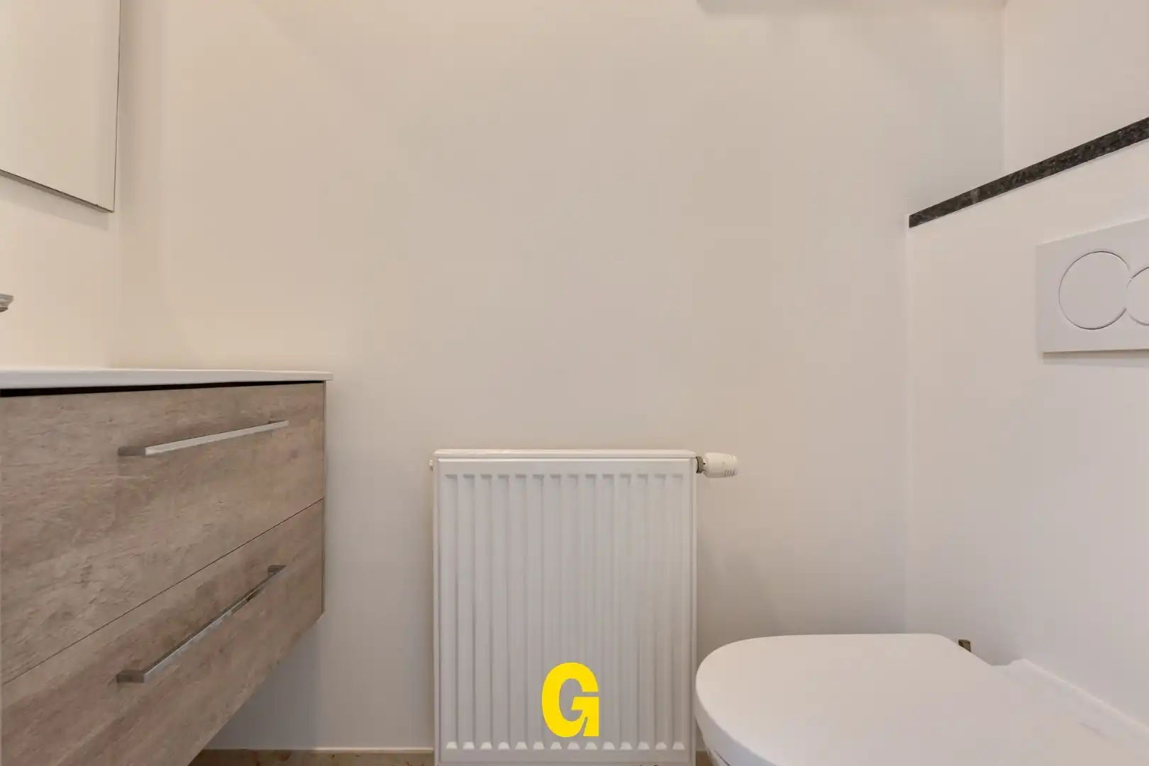 Knappe grondig gerenoveerde woning met drie slaapkamers, inpandige garage en tuin op 4a48ca, EPC label A. foto 5