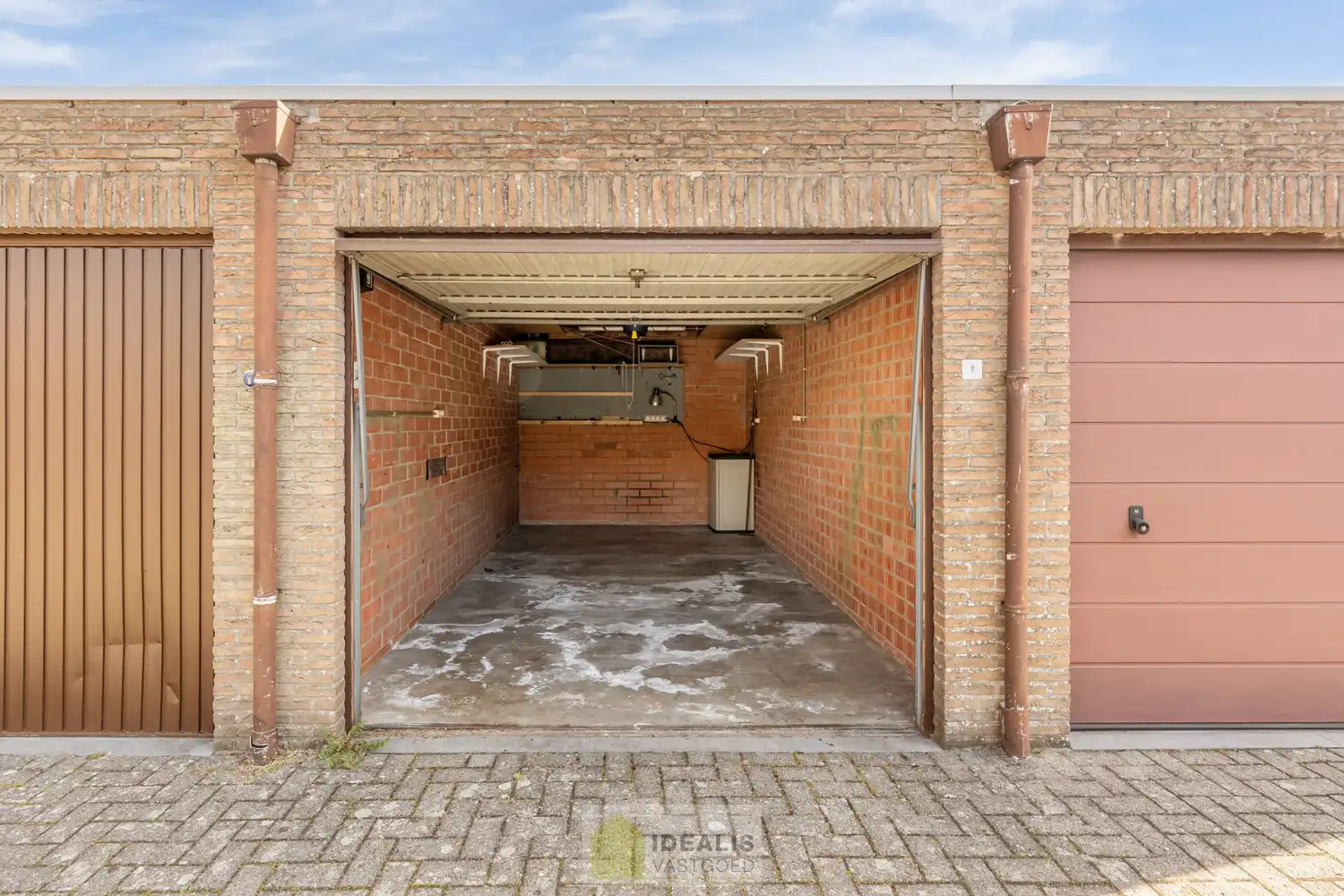 IDEALIS VASTGOED – RUIM APPARTEMENT MET TERRAS VAN CA.35M² EN PRIVATIEVE GARAGE IN HARTJE LOMMEL! Dit ruime appartement met een netto bewoonbare oppervlakte van ca.101m² bevindt zich op de 1e verdieping. Het appartement is vlot bereikbaar via de trappenzaal. Een naar eigen smaak op te frissen, goed ingedeeld en lichtrijk appartement met 2 slaapkamers, ruim terras en privatieve garage met sectionale poort! Zeker het bezoeken waard!! foto 21
