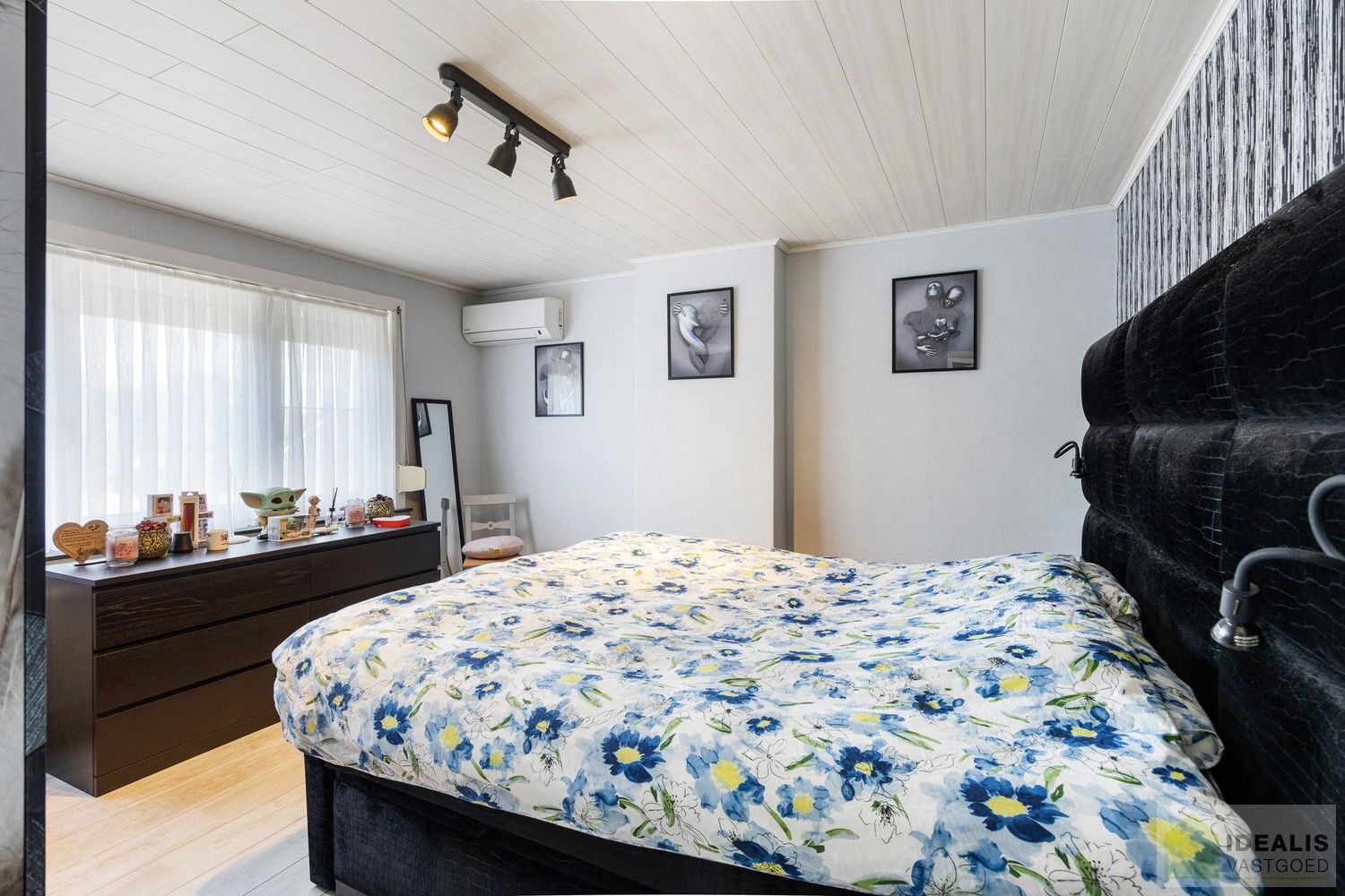 IDEALIS VASTGOED – RECENT GERENOVEERDE WONING (2021) OP EEN PERCEEL VAN MAAR LIEFST 8A92CA OP EEN ZEER GUNSTIGE LOCATIE! Deze ruime woning met een netto bewoonbare oppervlakte van +- 170m² bevindt zich langs de Paalseweg in Hulst, deelgemeente van Tessenderlo-Ham. Naast de perfecte ligging is het een prachtig afgewerkte woning met een royale leefruimte, zeer ruime open keuken, 3 slaapkamers en badkamer. Een uniek aanbod voor wie op zoek is naar een volledig gerenoveerde instapklare woning. foto 19