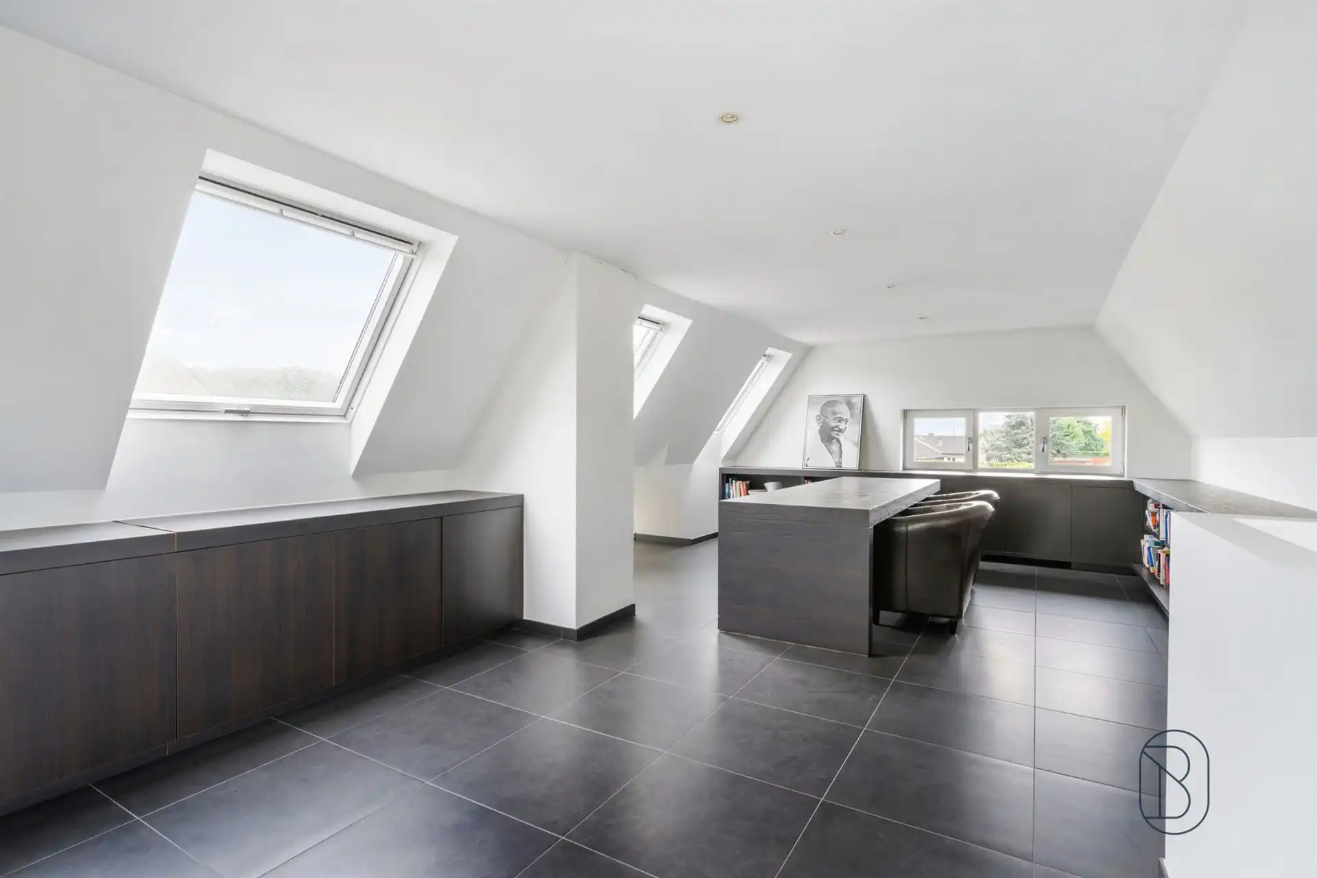 Commercieel gelegen kantoor/praktijk + woonst met atelier foto 24