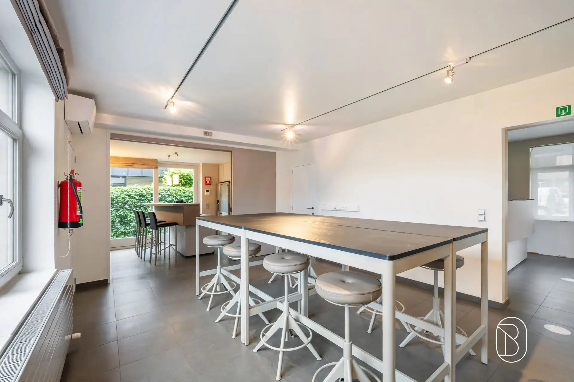 Commercieel gelegen kantoor/praktijk + woonst met atelier foto 13