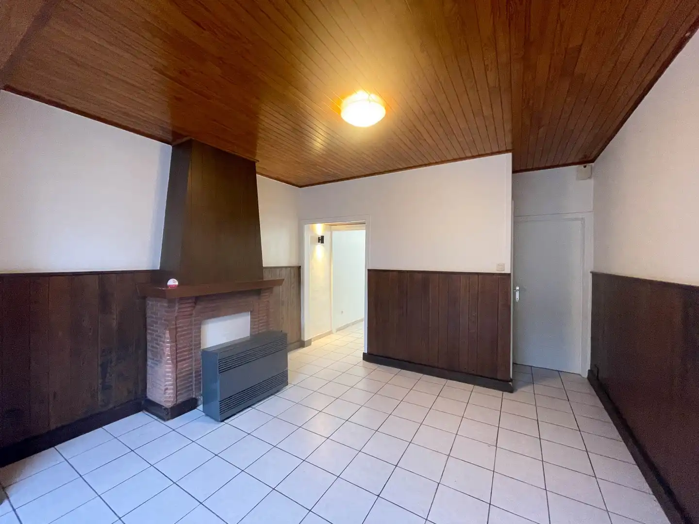 Gerenoveerde woning met 2 slaapkamers, terras, garage & staanplaats te Roeselare! foto 7