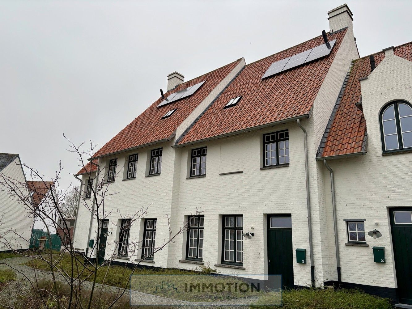 Grote nieuwbouwwoning met 5 slaapkamers foto {{pictureIndex}}