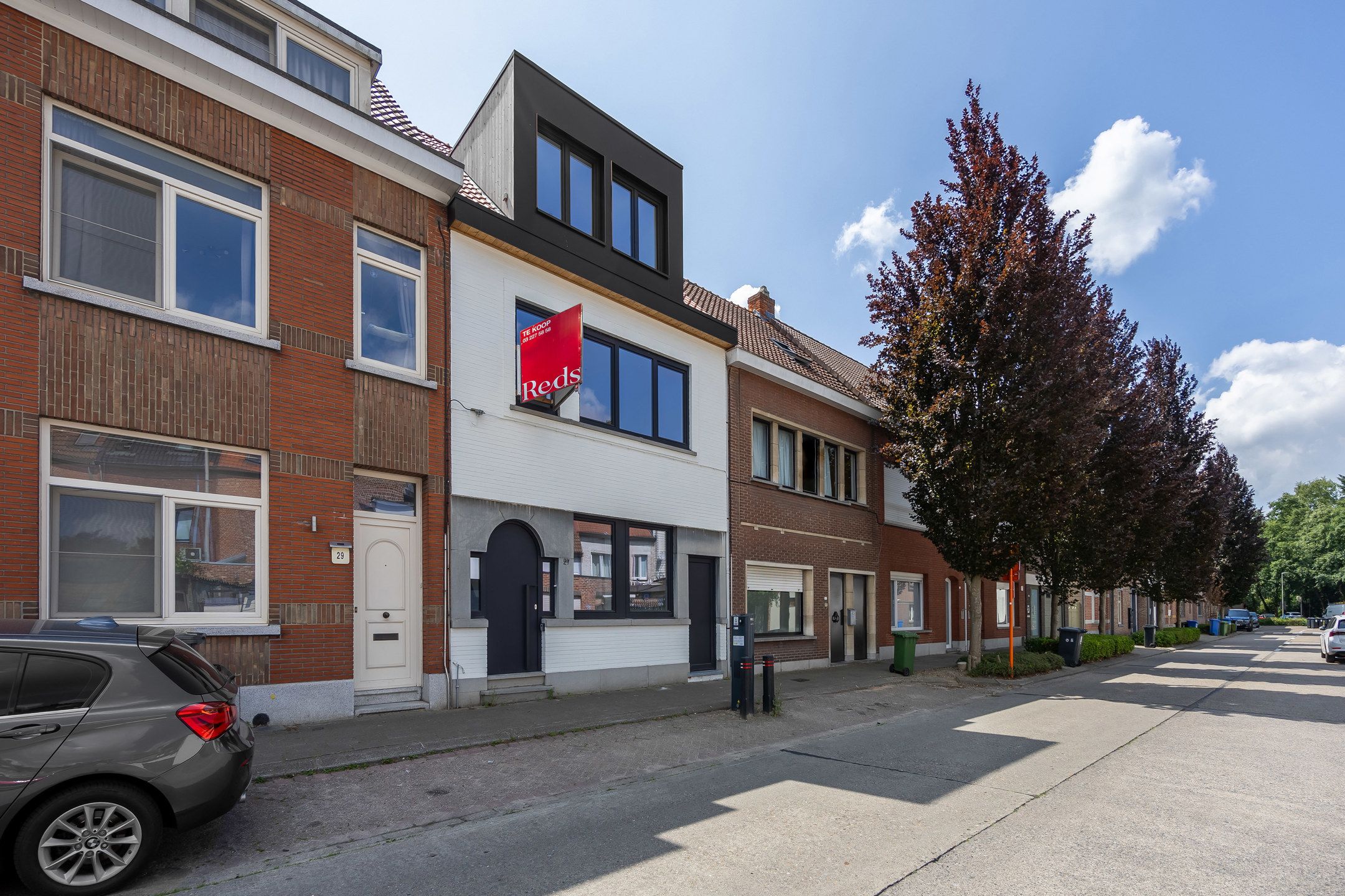 Vernieuwde gezinswoning met 4 slpks in hartje Brasschaat foto {{pictureIndex}}