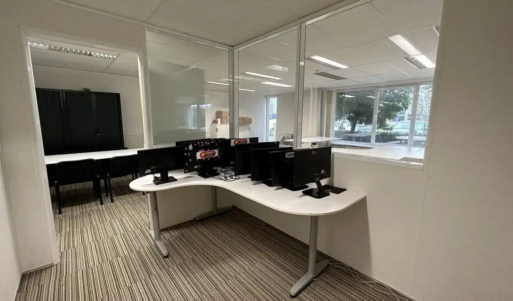 Instapklaar kantoor te huur in Brandstraat in Lokeren foto 7