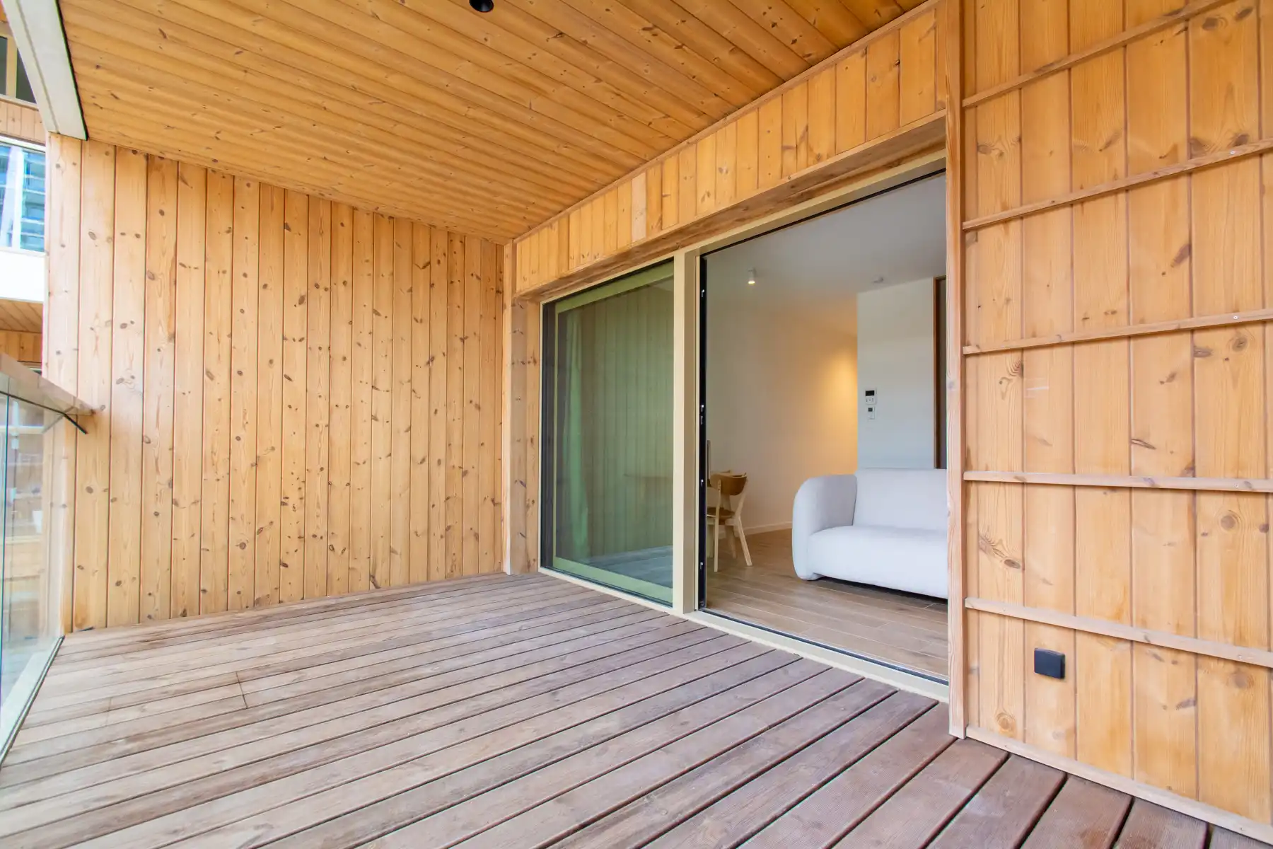 Gemeubelde studio met prachtig terrras foto 4