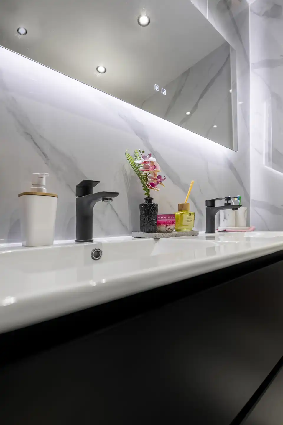 Zeer mooi gelijkvloers appartement met 2 slpk, tuin en grote garage foto 12