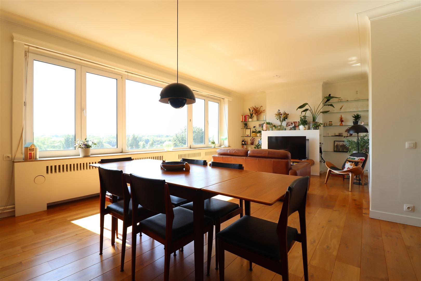 Zonnig tweeslaapkamer-appartement in de Expowijk foto {{pictureIndex}}