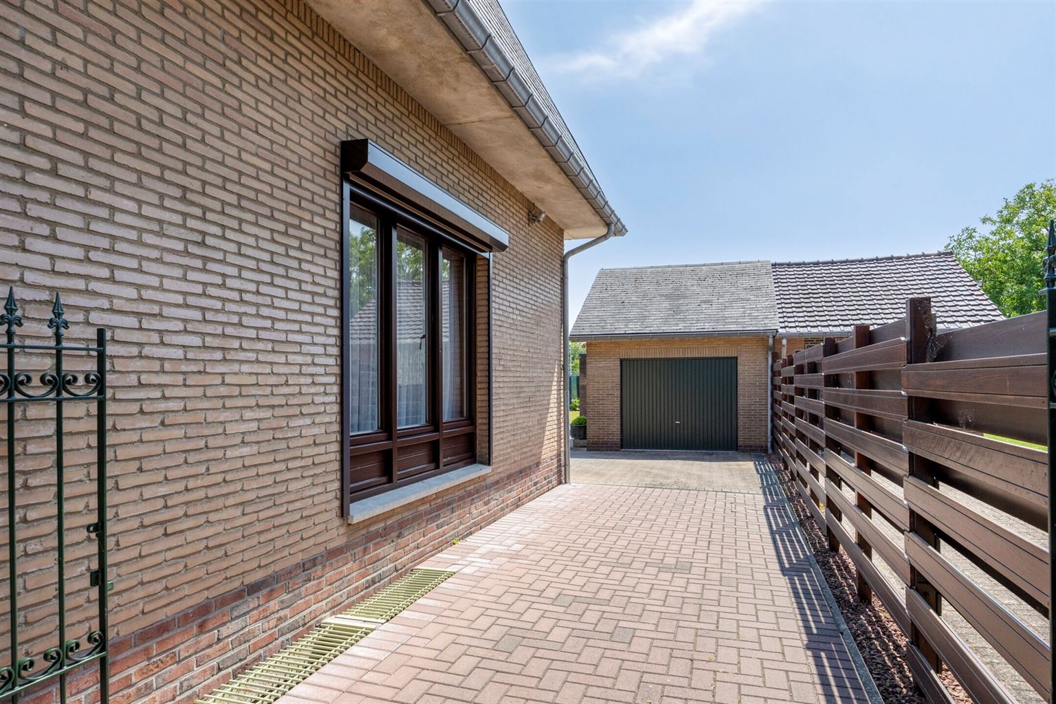 Vrijstaande woning met 4 slaapkamers, ruime tuin en garage op een riant perceel van 9a99ca, rustig gelegen nabij het centrum van Maaseik.  foto 35