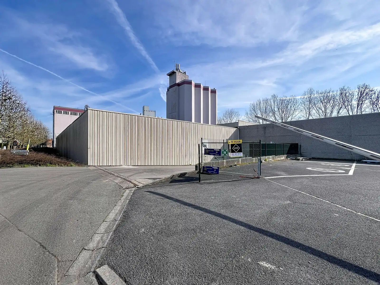 Magazijn van 600m² met laadkade TE HUUR , te Kerkhove (Avelgem). foto 6
