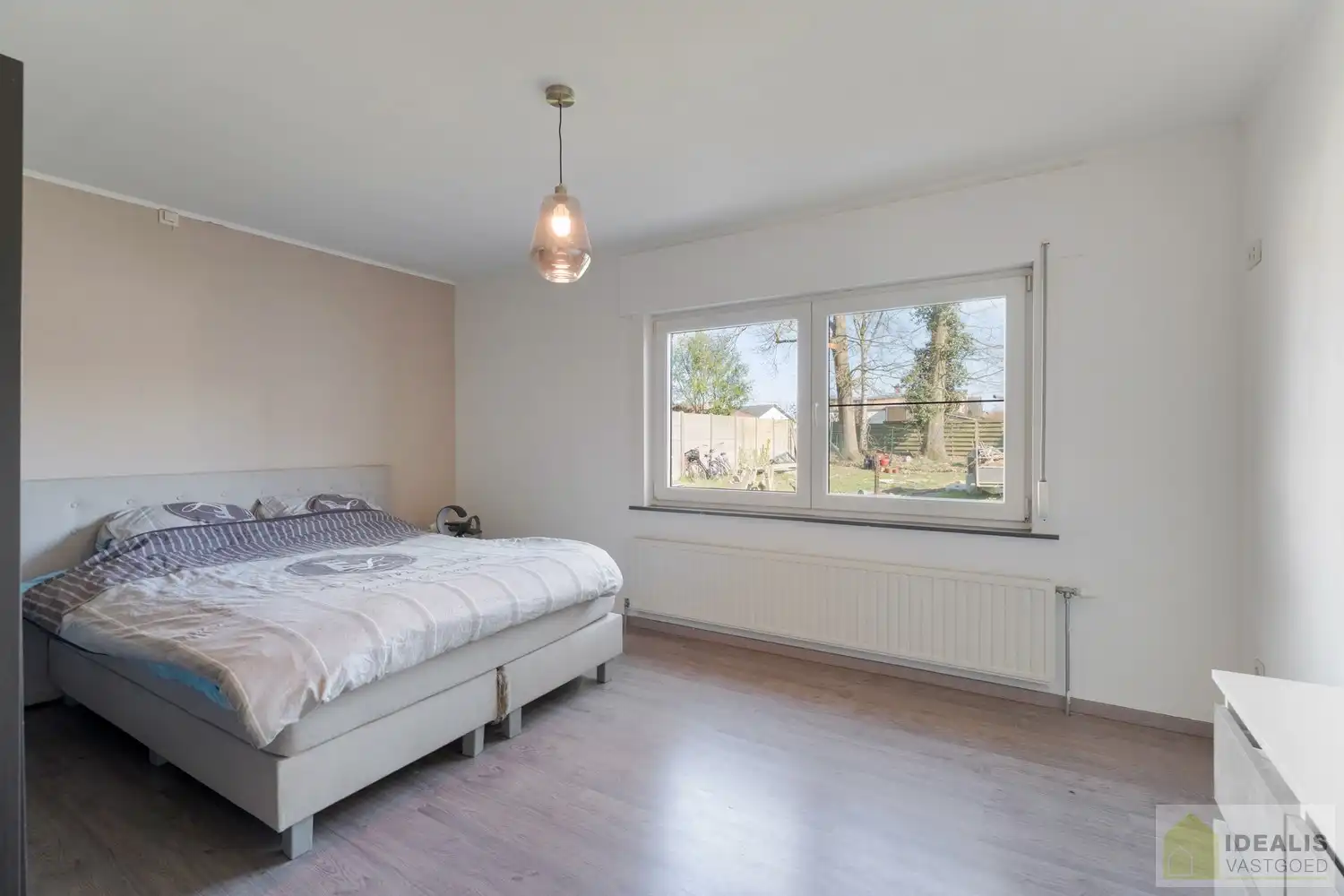 IDEALIS VASTGOED - CHARMANTE INSTAPKLARE GEZINSWONING MET EEN LICHTRIJKE LEEFRUIMTE, MODERNE OPEN KEUKEN MET KOOKEILAND, 3 RUIME SLAAPKAMERS EN BADKAMER. DE WONING IS GELEGEN OP EEN PRACHTIG PERCEEL VAN 12A 68CA! Deze knappe bungalow omvat een aangename 140m² bewoonbare oppervlakte met een lichtrijke woonkamer met aansluitend een moderne open keuken met kookeiland (voorzien van alle comfort), 3 ruime slaapkamers en een badkamer. De woning biedt verder een kelderverdieping en een zeer ruime tuin. Een unieke kans voor kandidaten op zoek naar een instapklaar huis voorzien van alle faciliteiten op een hele fijne locatie tussen de centra van Oudsbergen, Bree en Peer! foto 18
