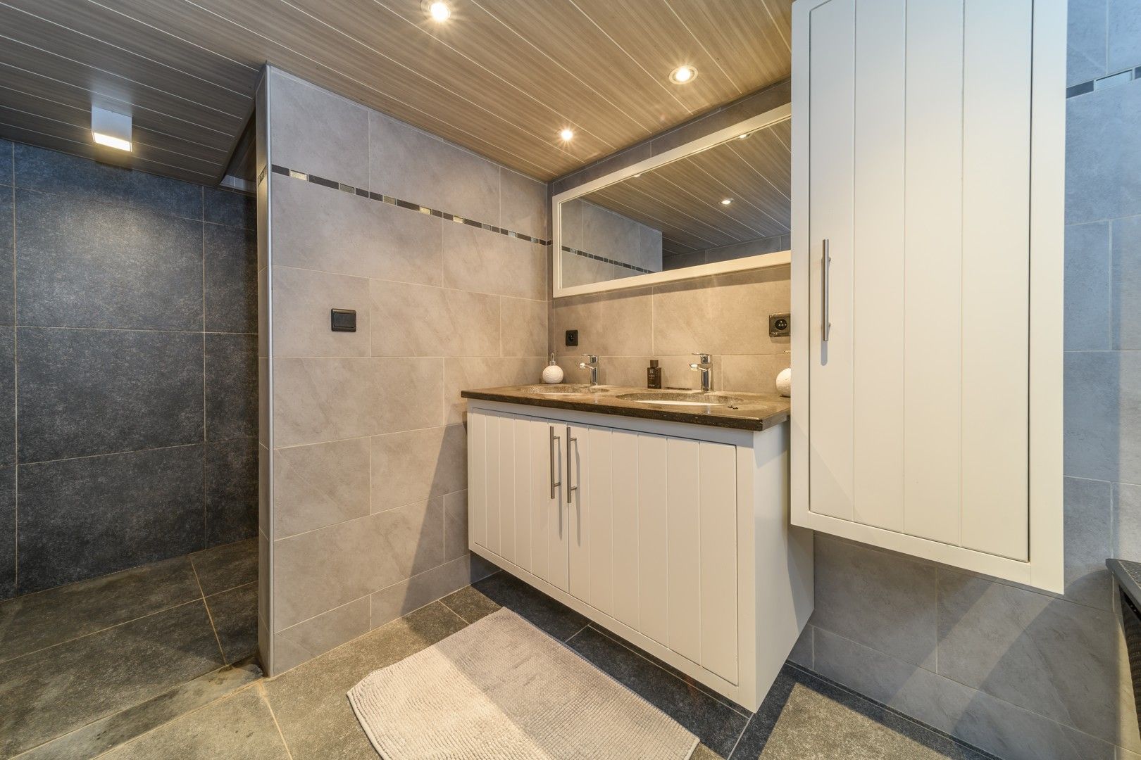 Kwalitatieve afgewerkte villa te Geraardsbergen foto 16